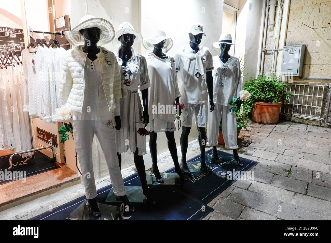 Manichini all'esterno di un negozio di abbigliamento a Lecce, Puglia,  Italia Foto stock - Alamy