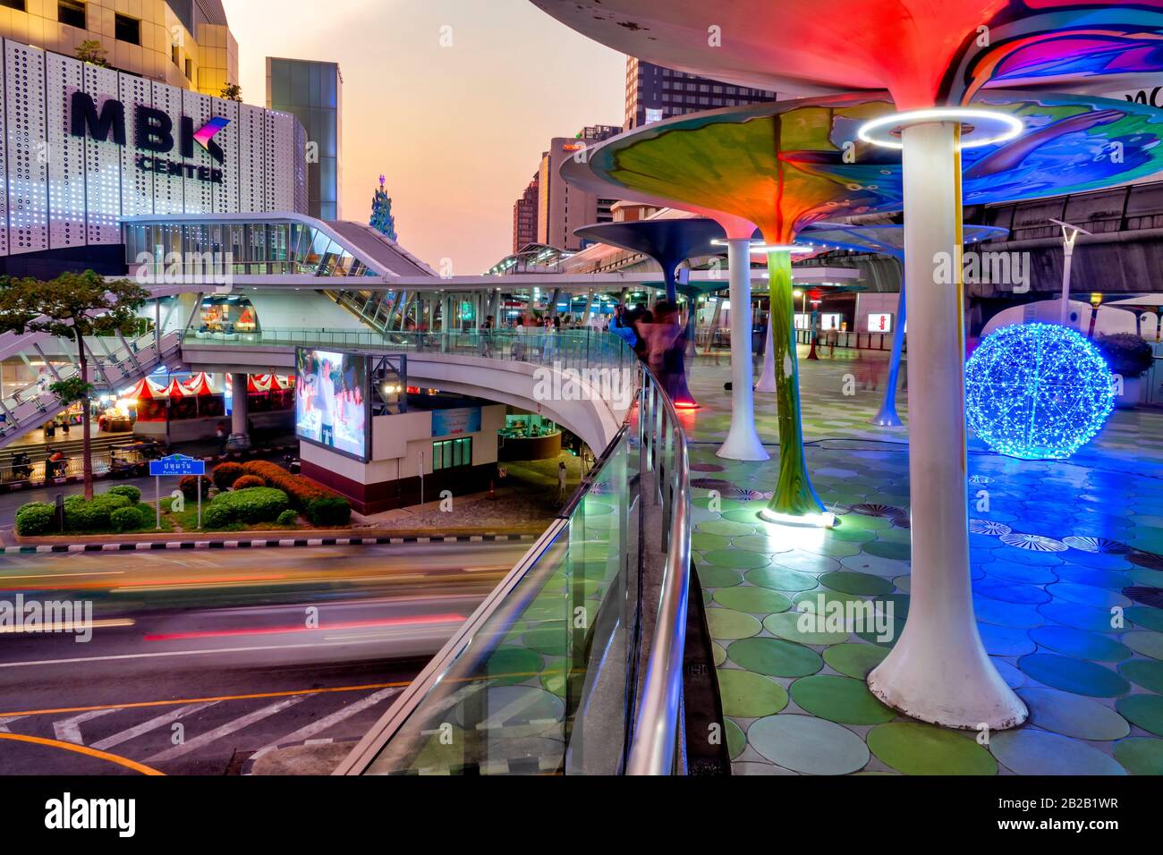 Ponte pedonale coperto su Phaya Thai Road, Bangkok, Thailandia Foto Stock