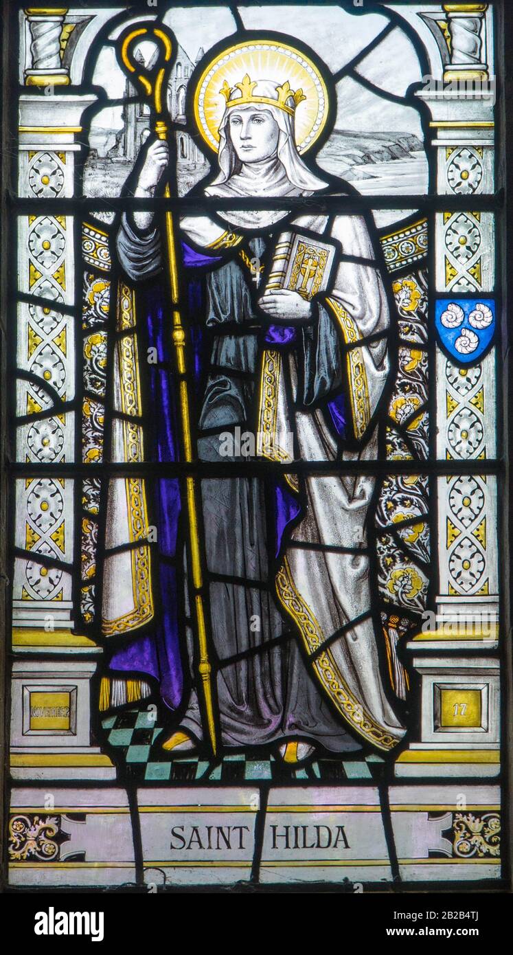 Vetrate raffiguranti St Hilda di Whitby, Chester Cathedral Cheshire UK. Maggio 2019. Foto Stock