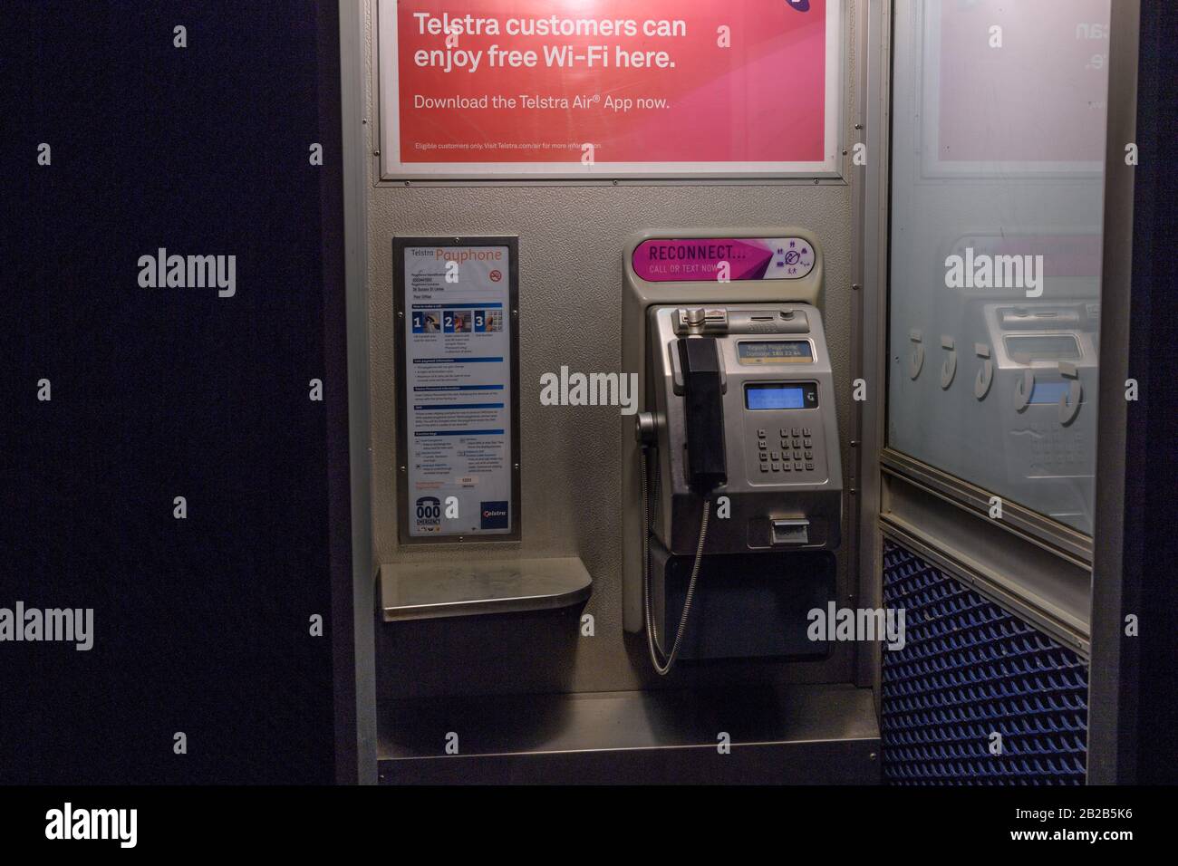 PhoneBox con Wi-Fi point nella città australiana Foto Stock