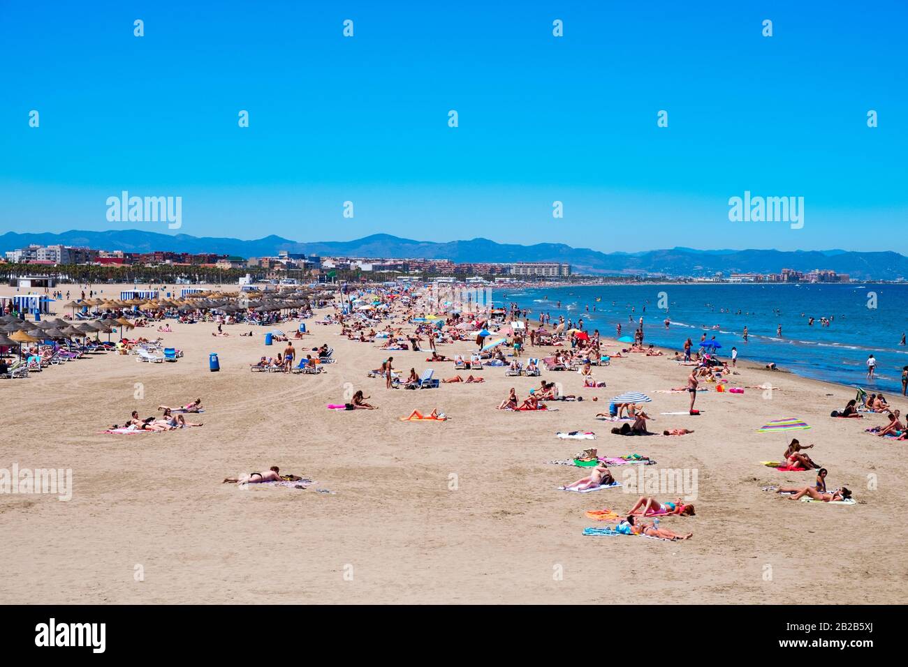 valencia-spagna-22-giugno-bagnanti-alle-spiagge-di-el-cabanyal-e-la