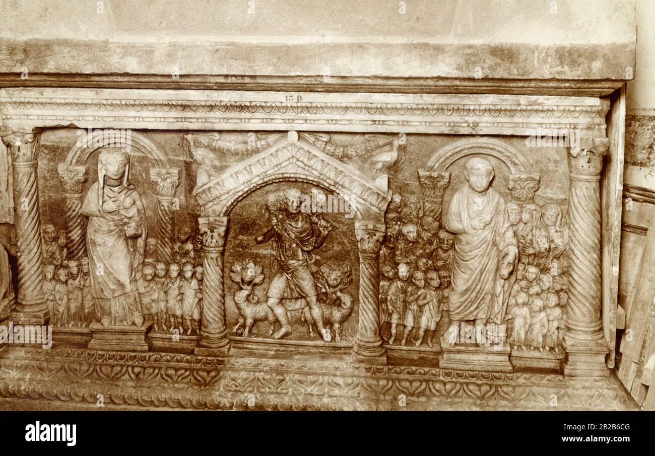 Questa rappresentazione in rilievo del buon pastore, che si trova nella parte laterale di un sarcofago a Spalato, risale al 4th secolo. Foto Stock