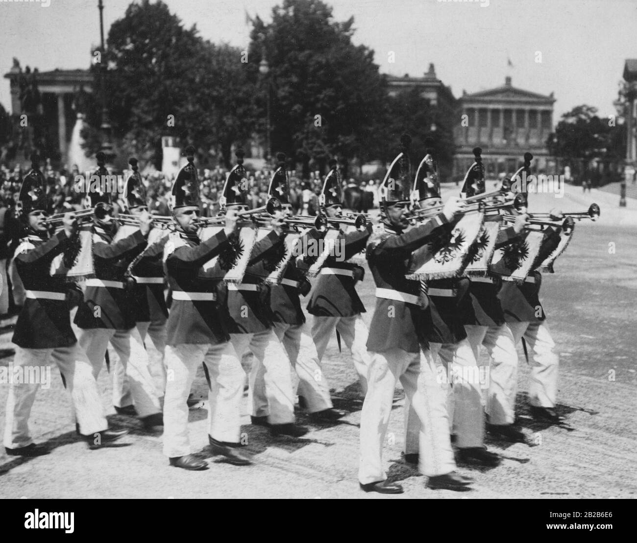 I trombettieri del Kaiser-Alexander-Garde-Regiment salutano il loro comandante reggimento, durante una visita dello zar Nicola II a Berlino. Foto Stock