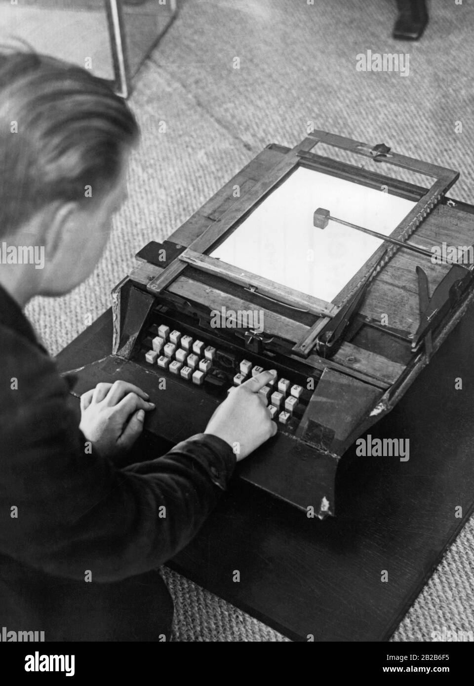 La foto mostra la prima macchina da scrivere tedesca , costruita nel 1864 dal falegname tirolese Mitterhofer, alla mostra 'Deutsches Volk - Deutsche Arbeit' ('German People - German Work') di Berlino nel 1934. Dopo molti miglioramenti e adattamenti si può trovare nella maggior parte degli uffici del 20th secolo. Foto Stock