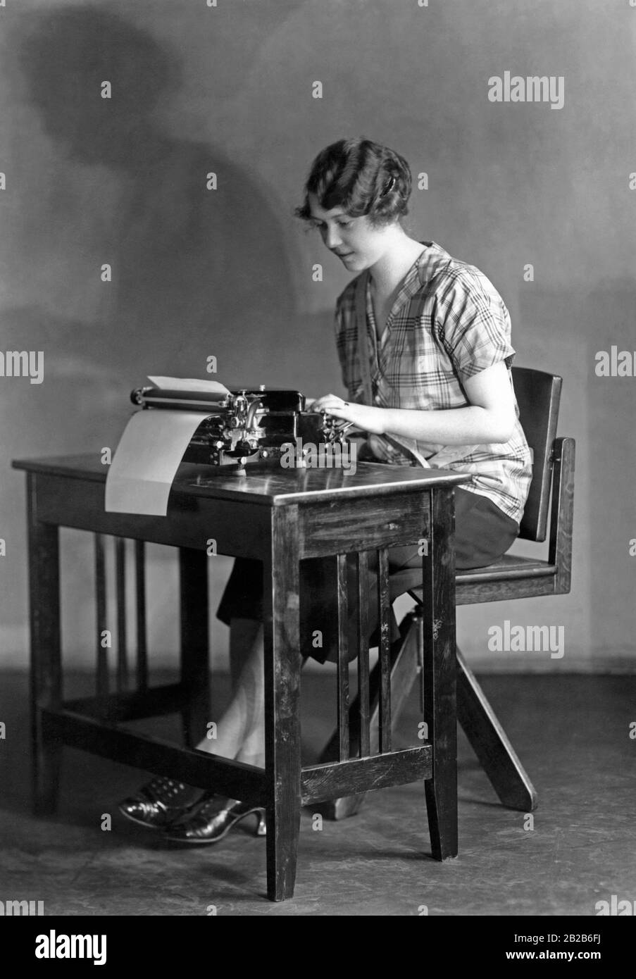 Lavoratore di ufficio alla macchina da scrivere nel 1925. Foto Stock