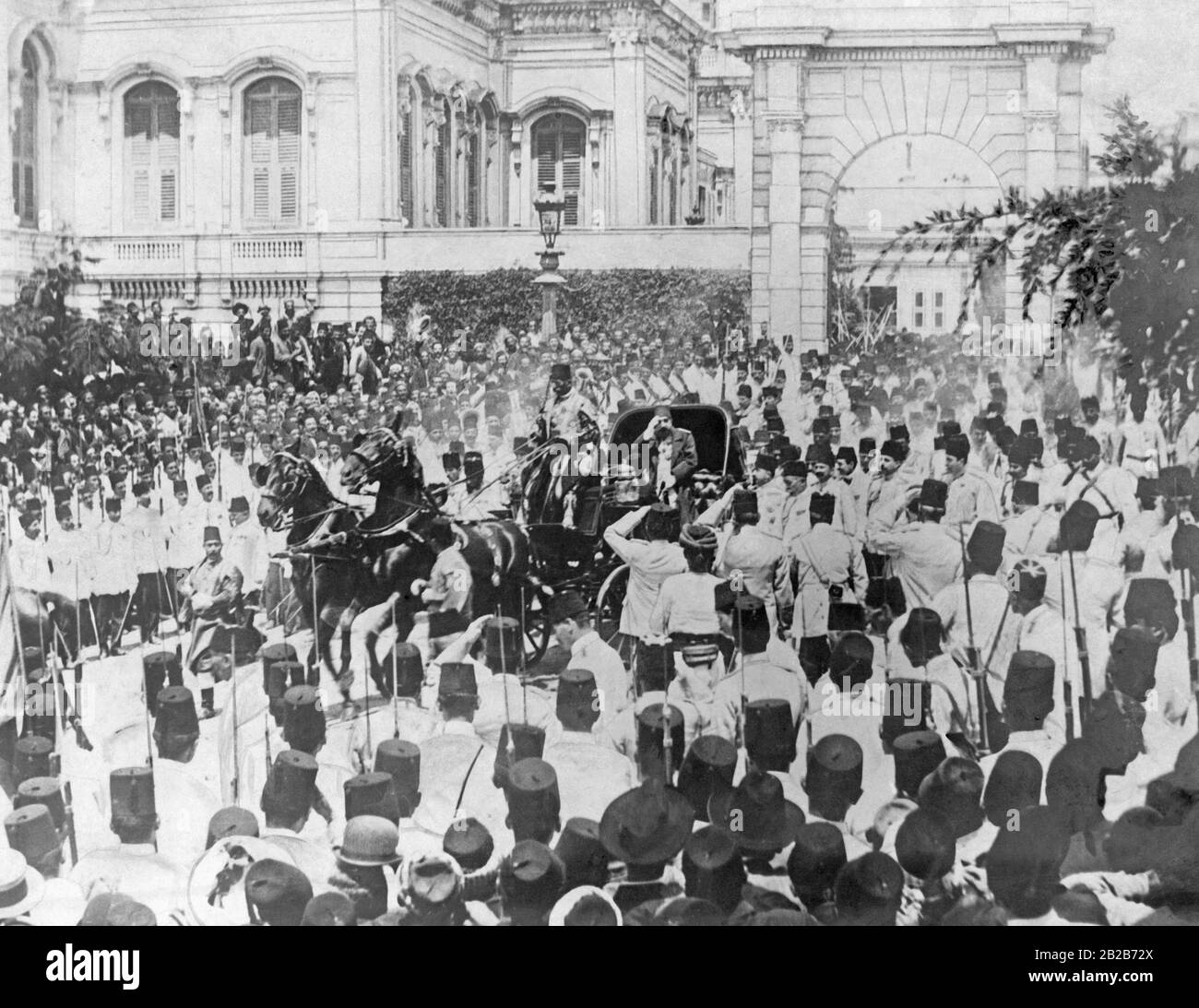 Sultan Abduelhamid II è sulla strada dal suo Palazzo Yildiz alla moschea ed è accolto dalle masse. Foto Stock
