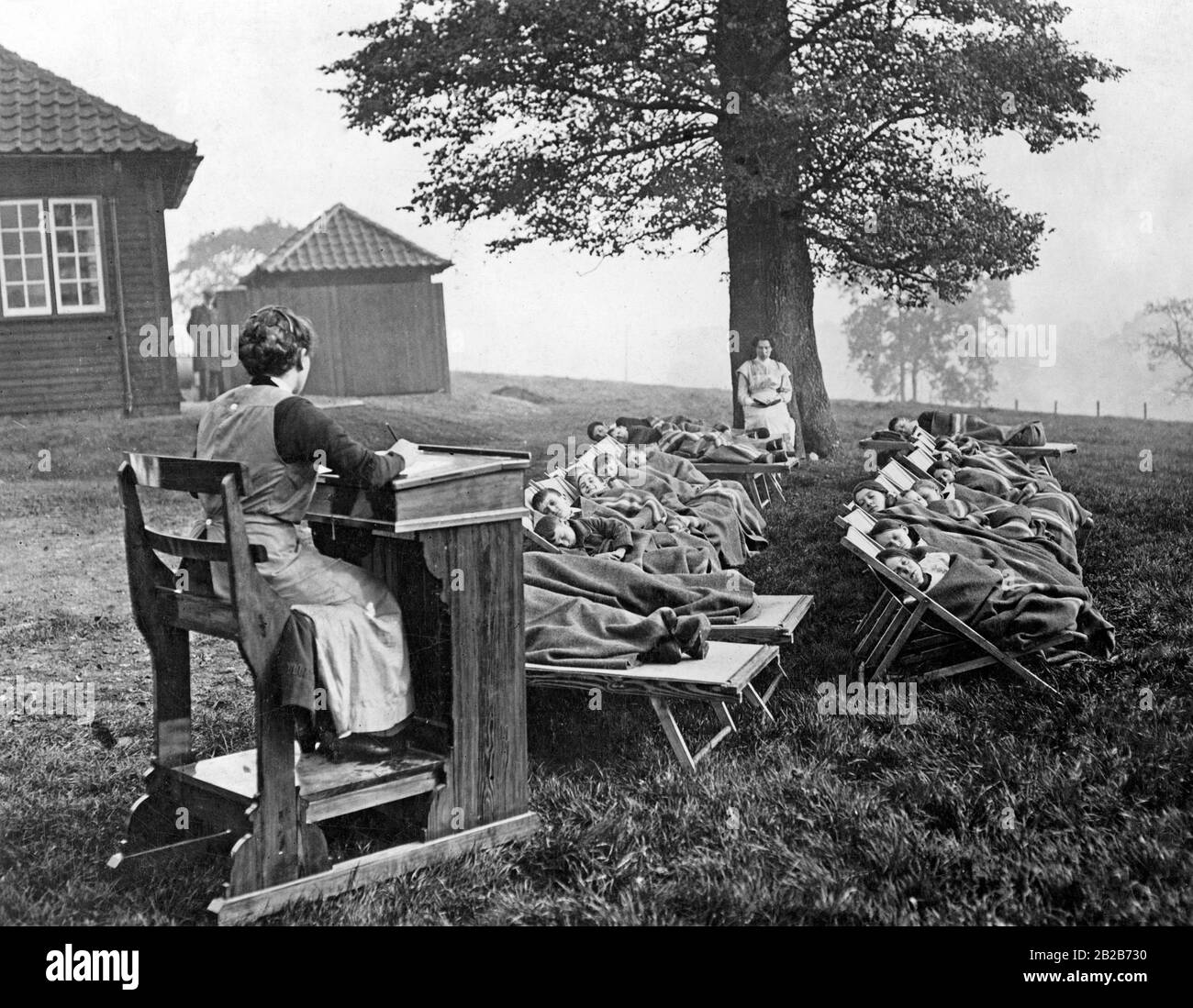 Pausa tra le lezioni in una scuola all'aperto inglese a Bristol. Foto Stock