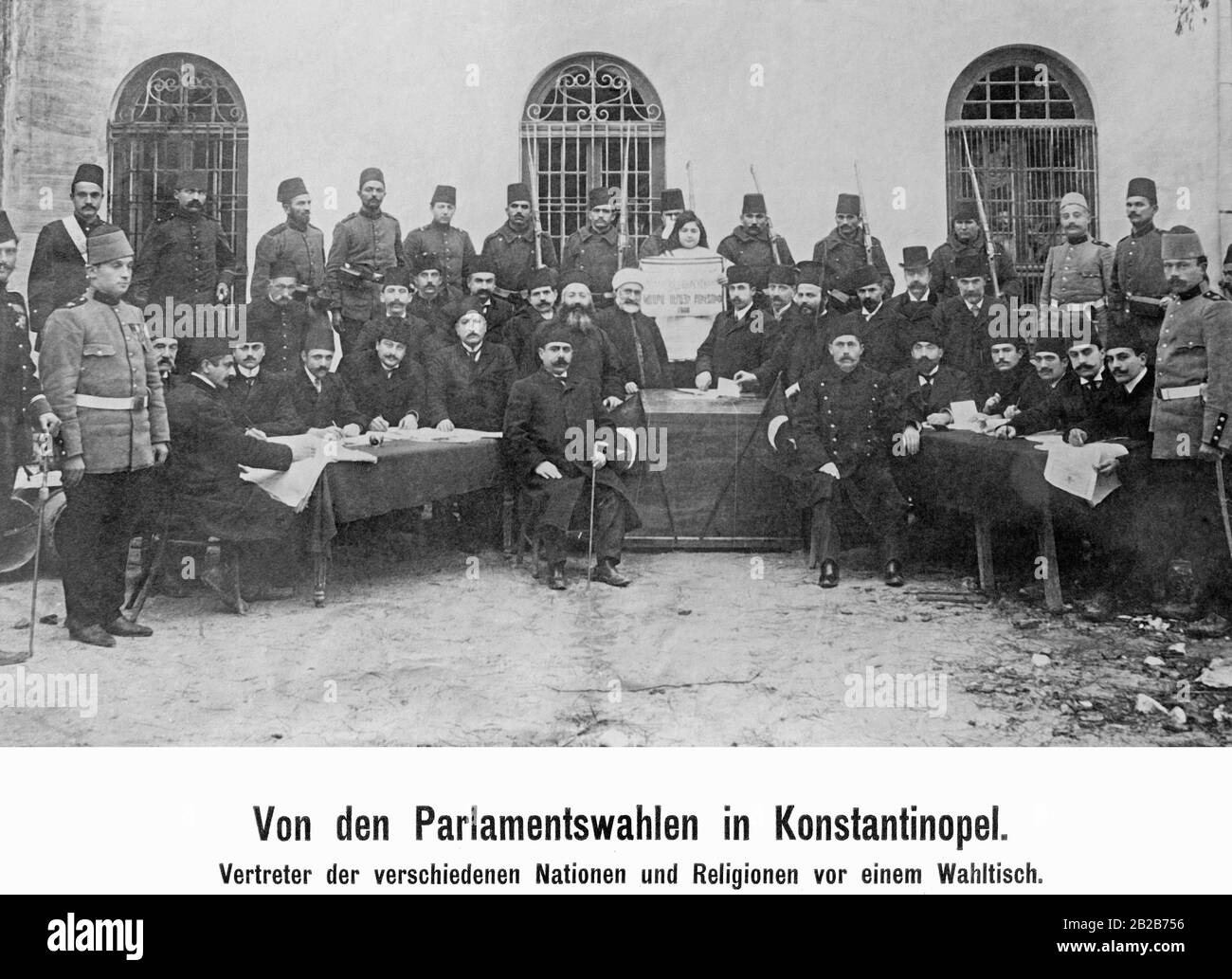 Rappresentanti delle diverse nazioni e religioni dell'Impero Ottomano si riuniscono in un tavolo elettorale. L'elezione è stata annunciata dal Comitato per l'unità e Il Progresso, il partito dei giovani Turchi, nell'aprile 1912. I giovani Turchi hanno vinto per frode elettorale. Foto Stock