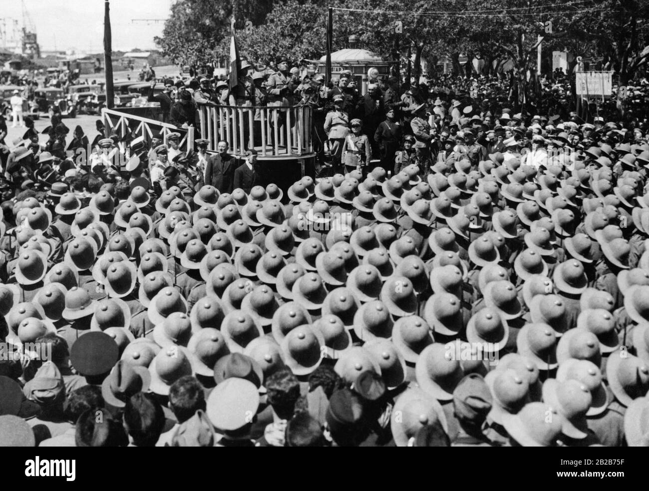 Il dittatore italiano e leader del fascismo Benito Mussolini manda fuori le truppe italiane, che si imbarcheranno per Abissinia. Foto Stock