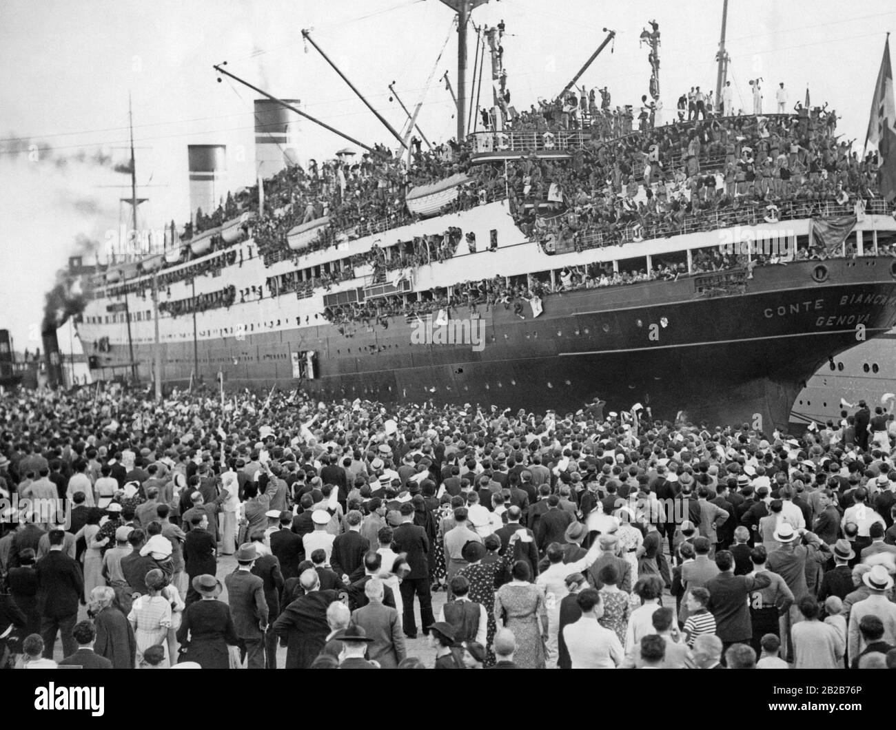 La nave da guerra italiana 'Biancamano' lascia il porto di Napoli con nuove truppe che combatteranno nella guerra in Africa orientale. Foto Stock