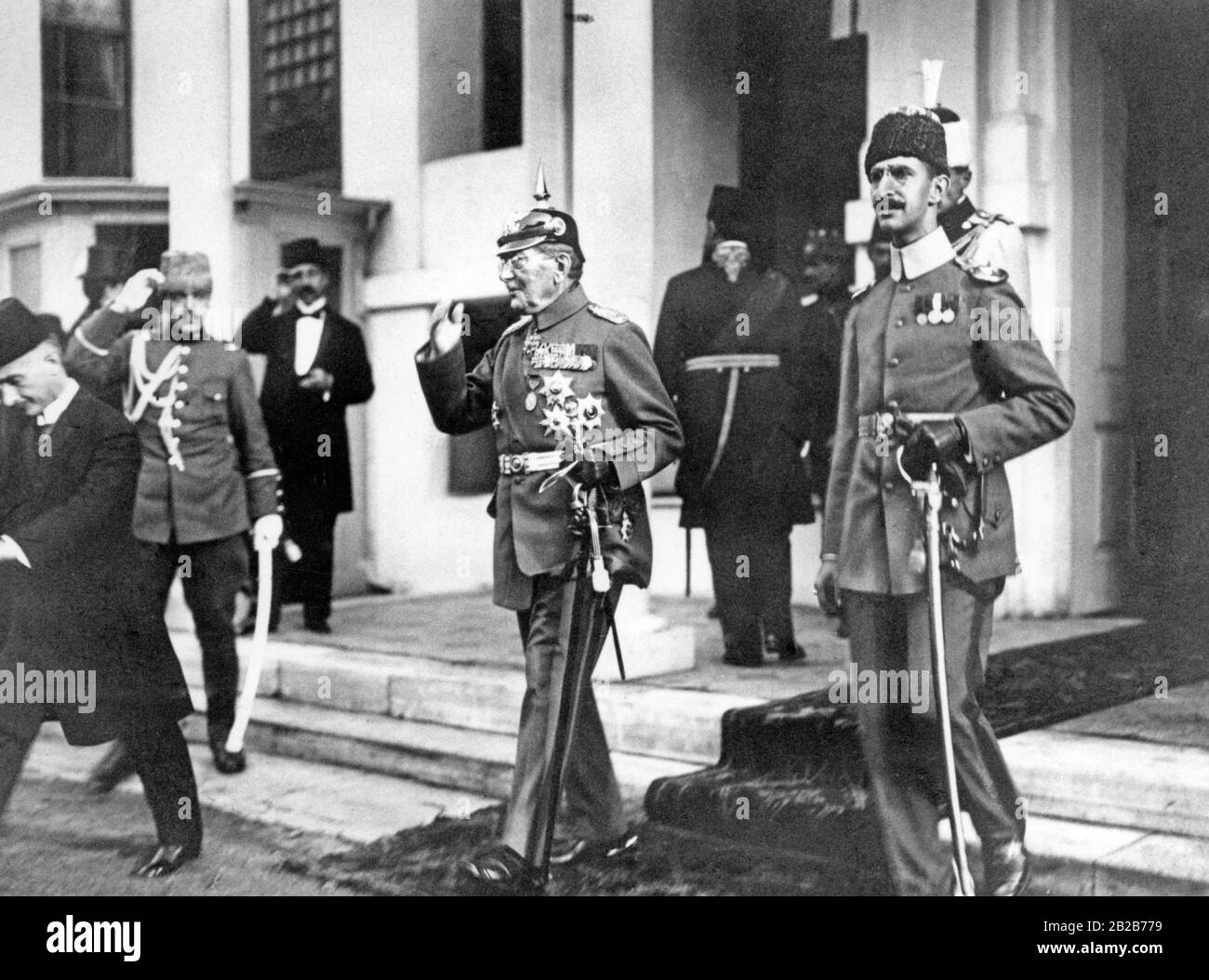 Il riformatore militare tedesco Colmar von der Goltz, chiamato Goltz-Pascha, ritorna dall'apertura del primo parlamento turco. Foto Stock