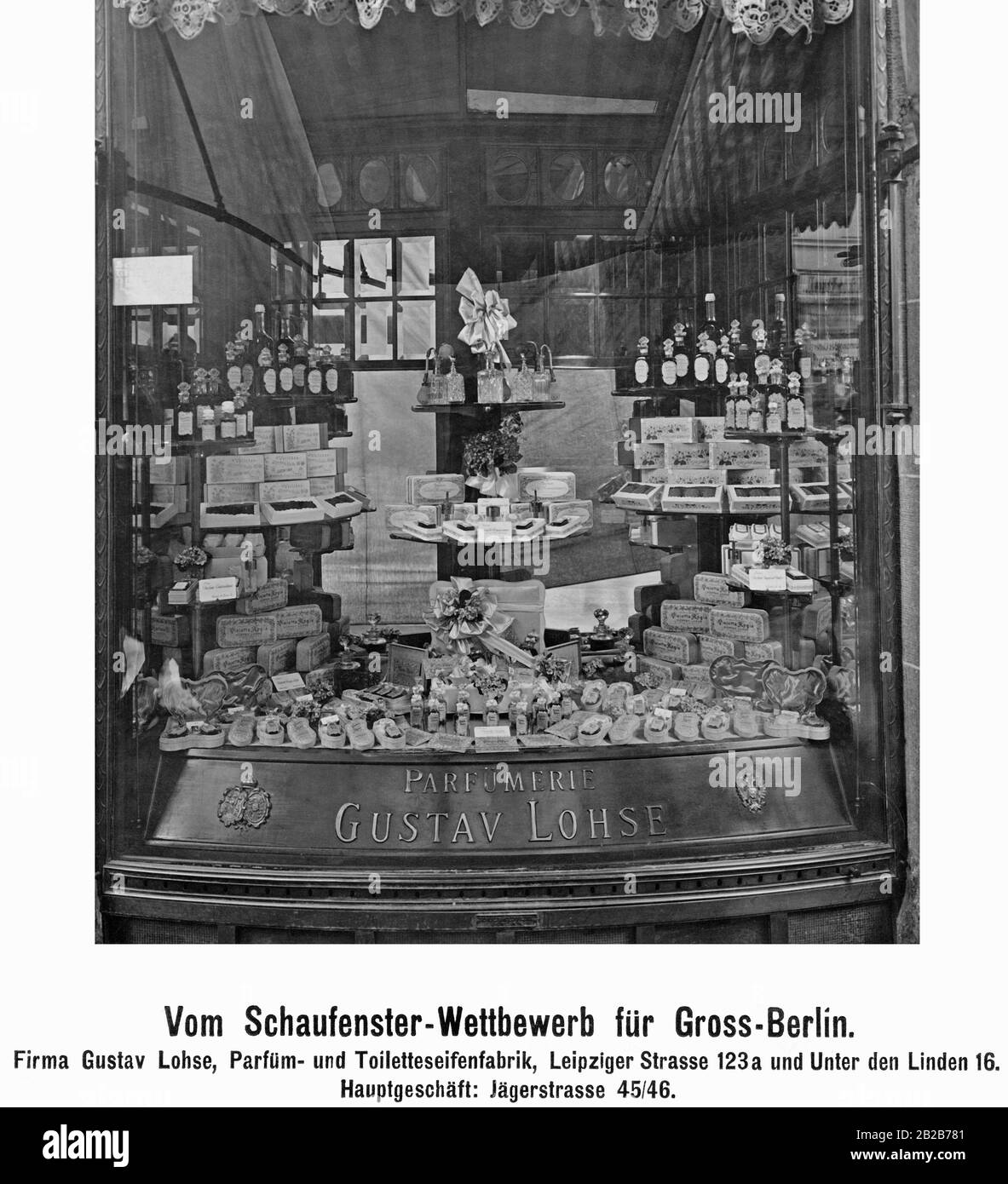 Vetrina presso la vetrina del negozio in grande Berlino. Ecco la vetrina dell'azienda Gustav Lohse, una fabbrica di profumi e sapone per la toilette di Leipziger Strasse 123a e Unter den Linden 16, negozio principale di Jaegerstrasse 45/46. Foto Stock