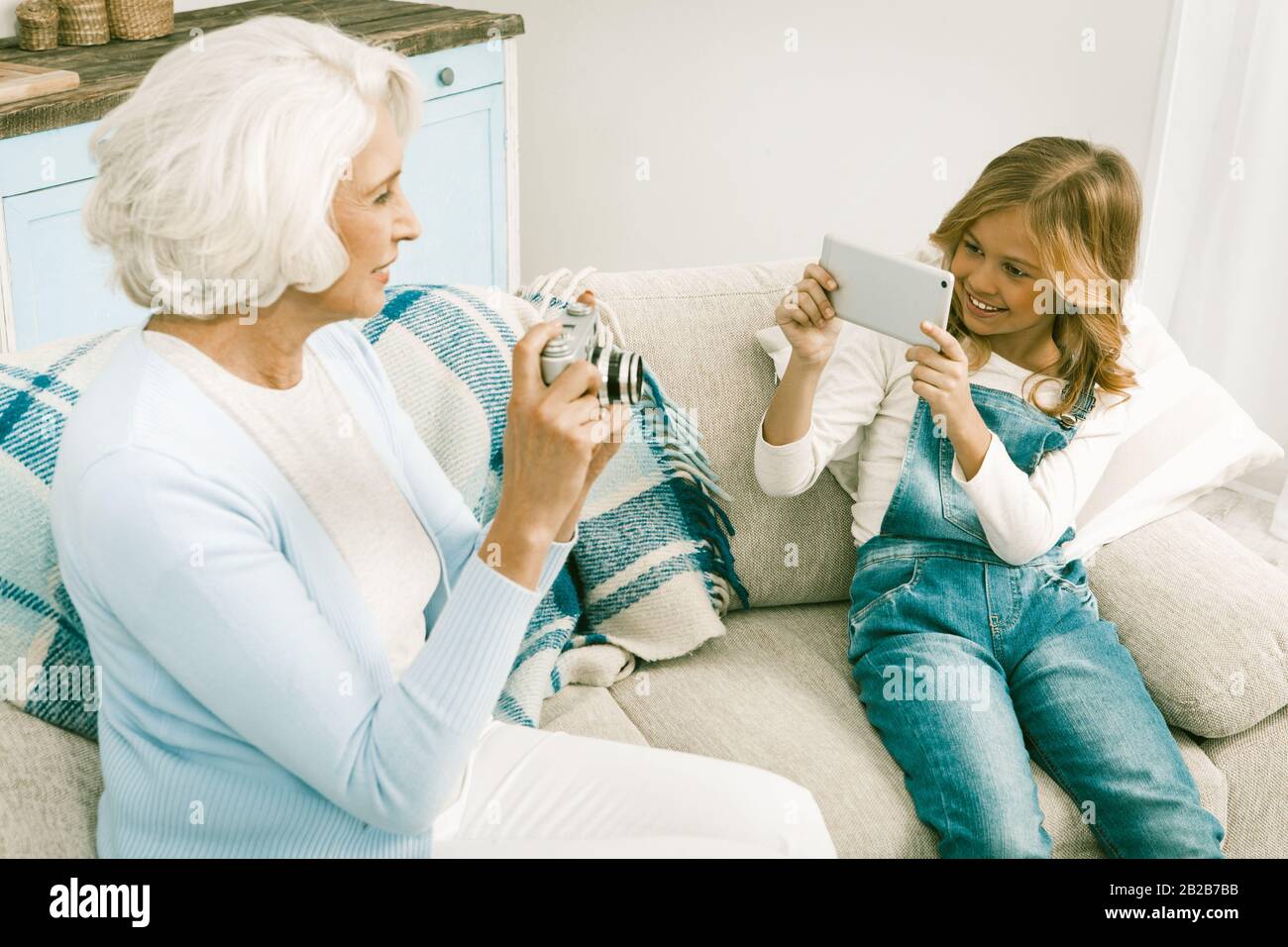 Nonna E Nipote Che Fanno Le Foto Usando Le Tecnologie Differenti Foto Stock