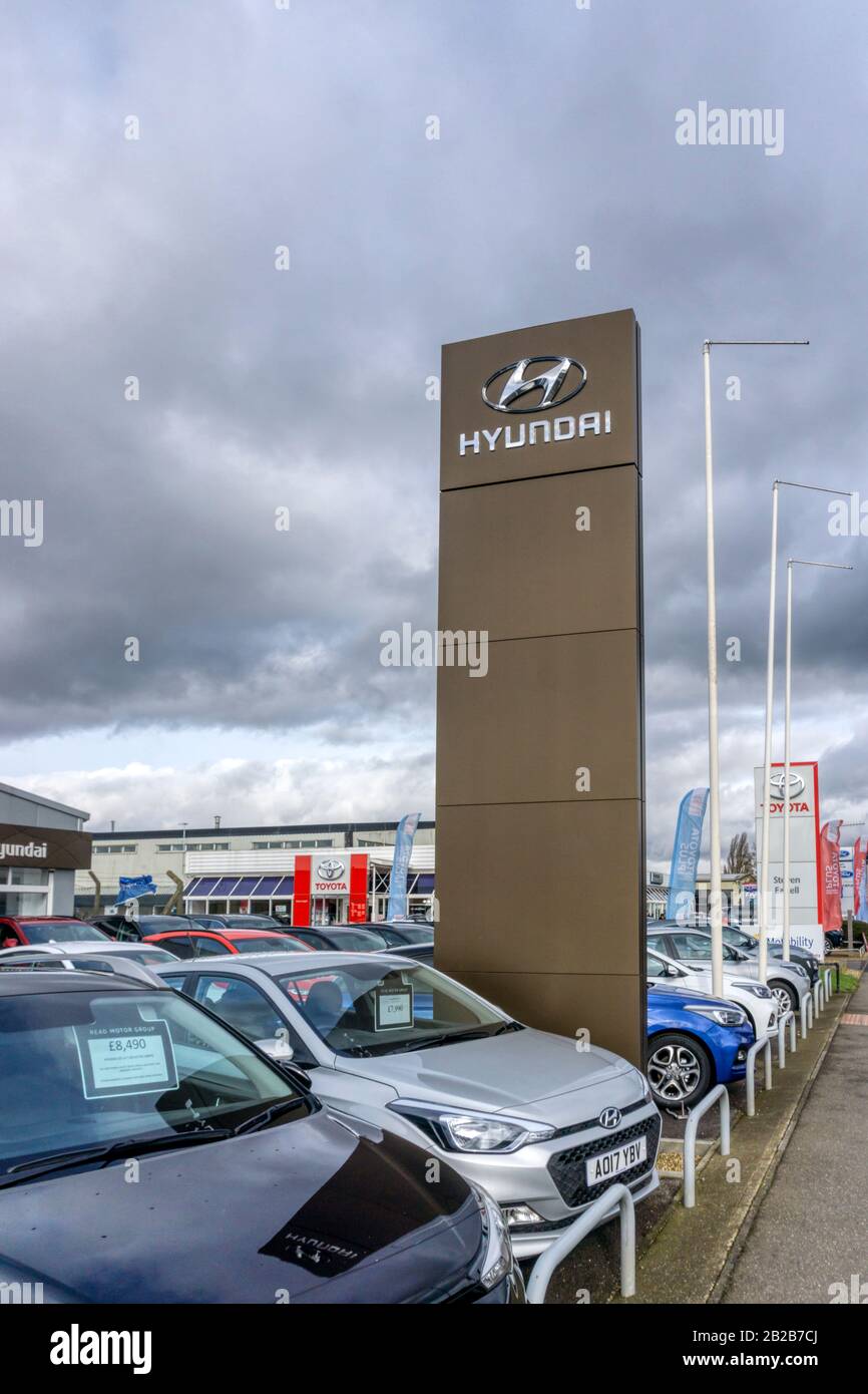 Vetture in vendita sul piazzale di una concessionaria Hyundai. Foto Stock