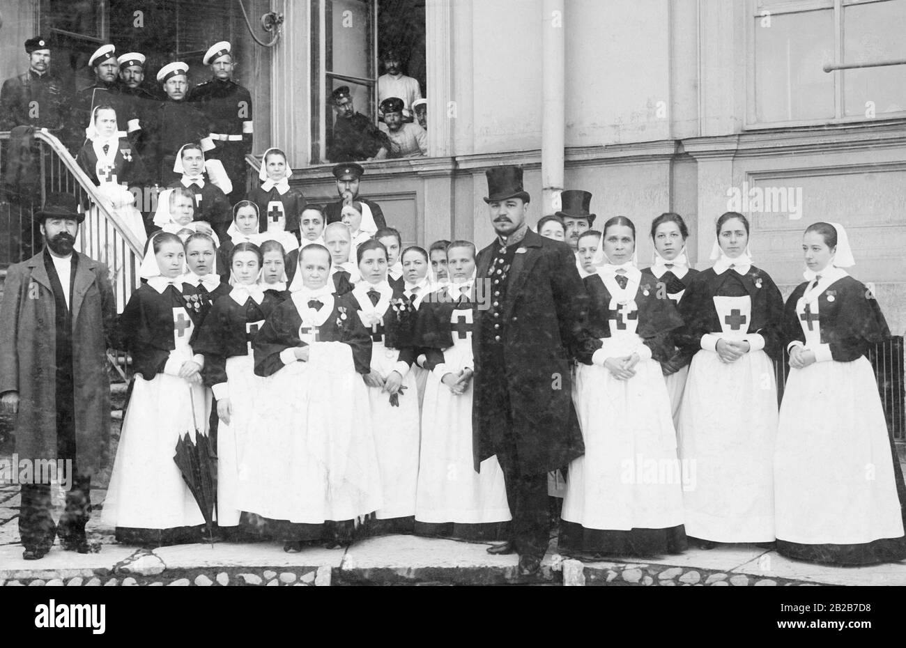 Infermieri e paramedici di fronte ad un ospedale militare in Russia prima della loro partenza per il fronte russo-giapponese. Foto Stock