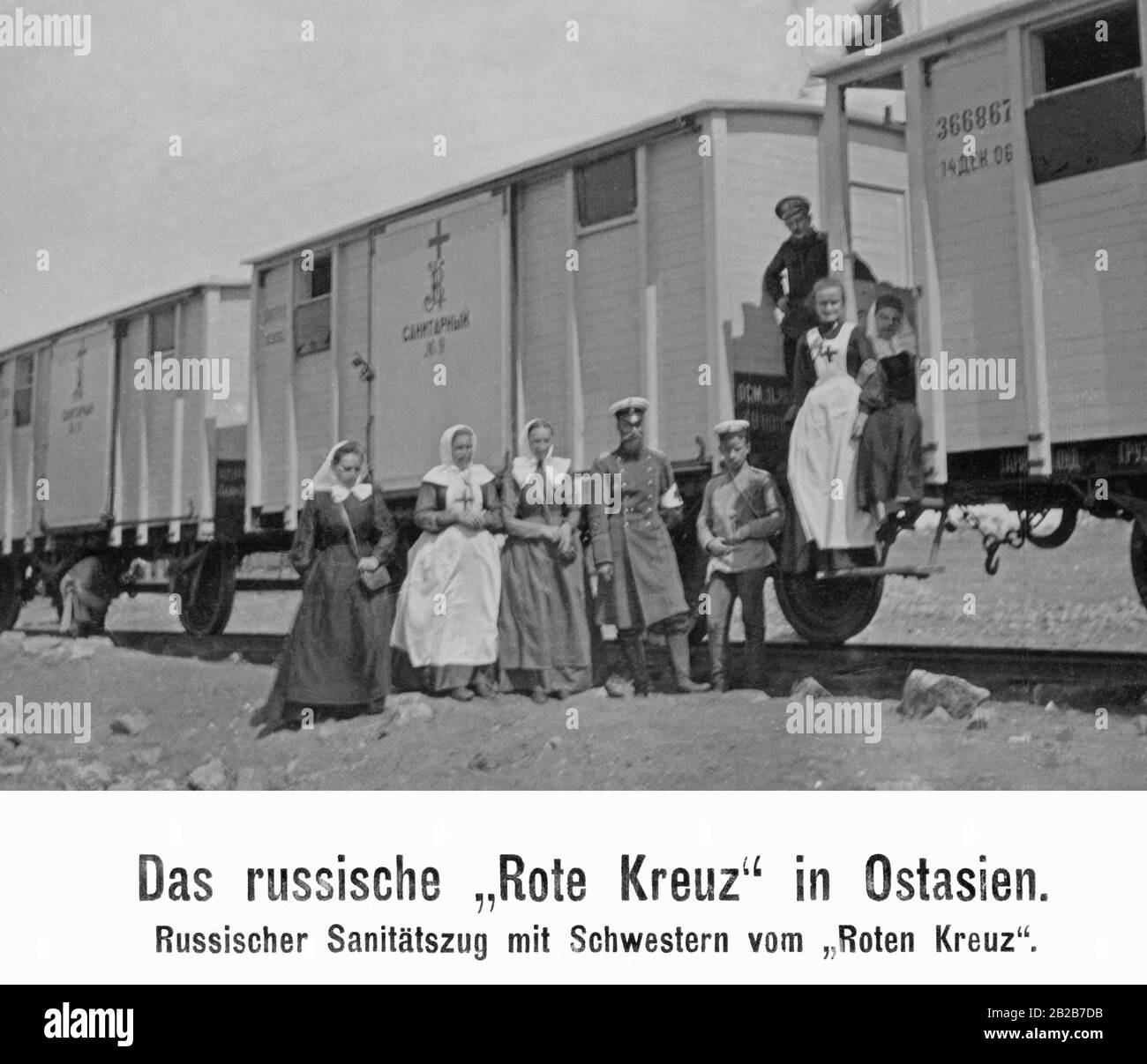 Infermieri della Croce Rossa di fronte a un treno di assistenza medica nell'Asia orientale durante la guerra russo-giapponese. Foto Stock