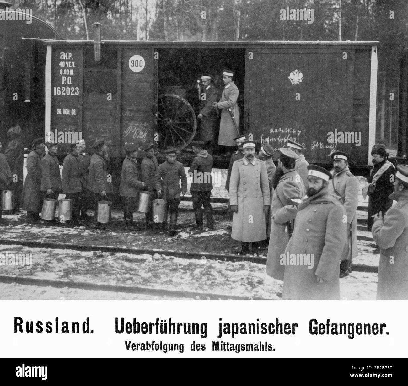 I prigionieri di guerra giapponesi pranzano su un carro ferroviario. Foto Stock