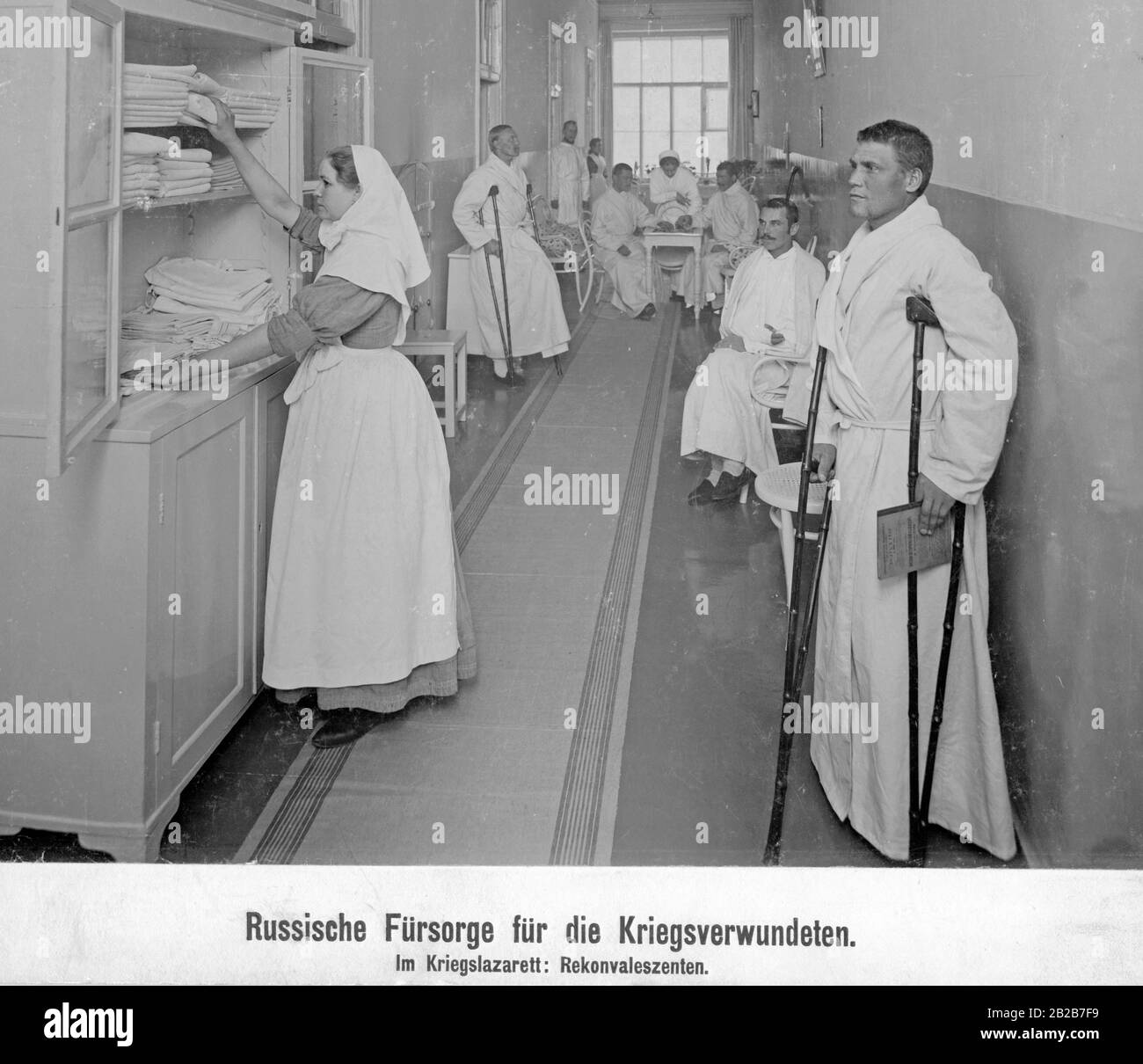 Infermieri e soldati feriti nel corridoio di un ospedale di campo di battaglia in Russia durante la guerra russo-giapponese. Foto Stock