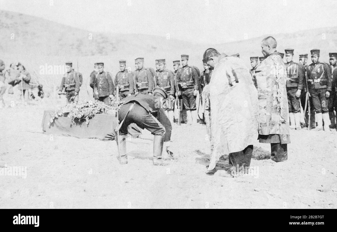 Il giapponese seppellisce un capitano russo morto nella battaglia al fiume Yalu. Foto Stock