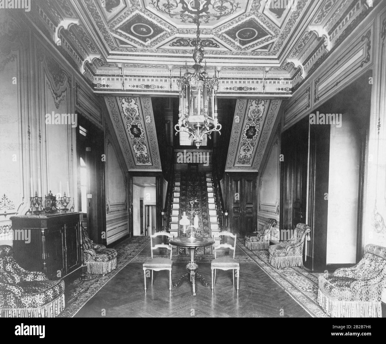 Sala di ricevimento e scala nel Palazzo Yildiz, la residenza dell'ultimo sultano Ottomano Abdul Hamid II. Foto non ondulata. Foto Stock