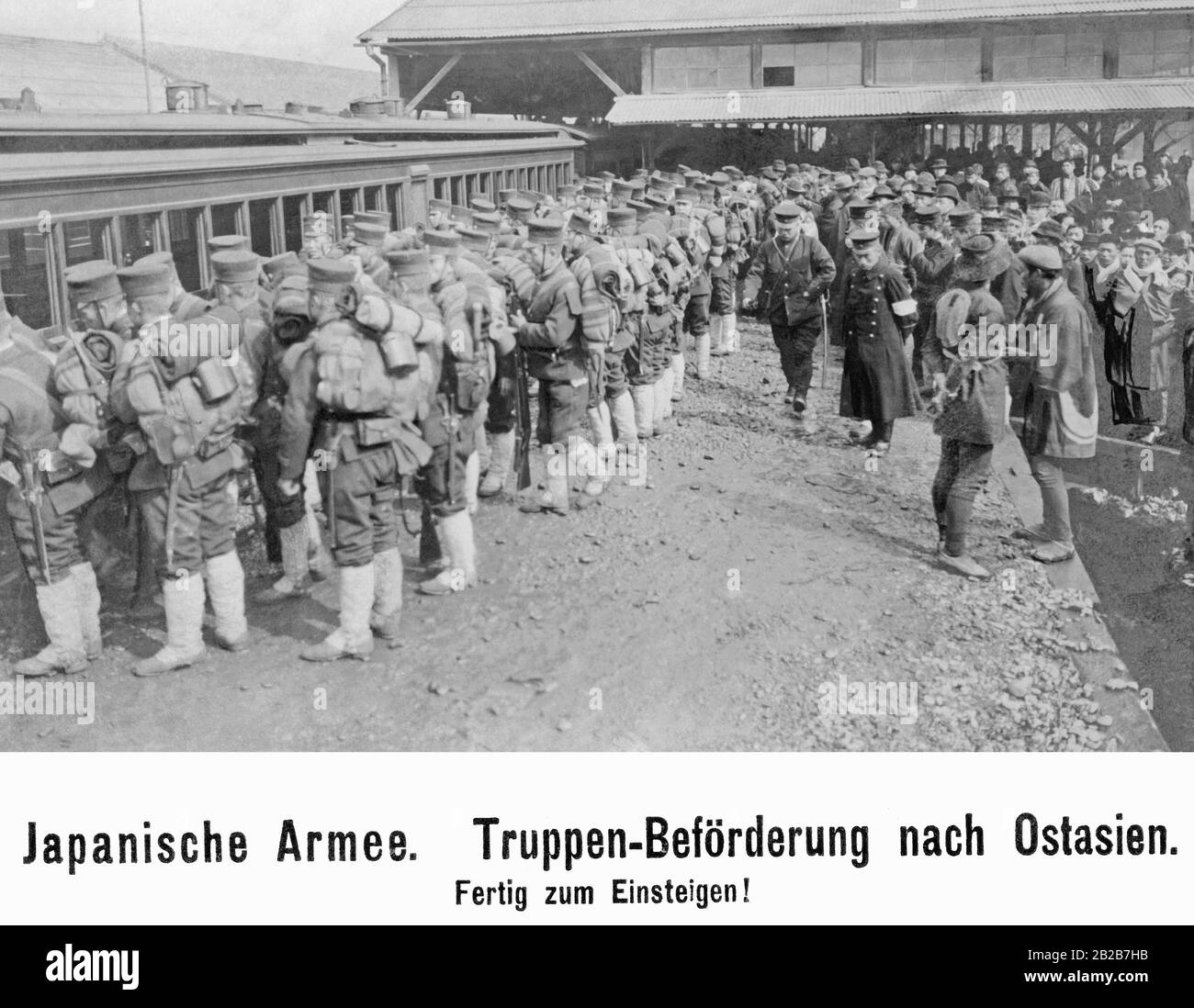 Truppe giapponesi di infaneria di fronte a un treno alla stazione ferroviaria di Tokyo. Foto Stock