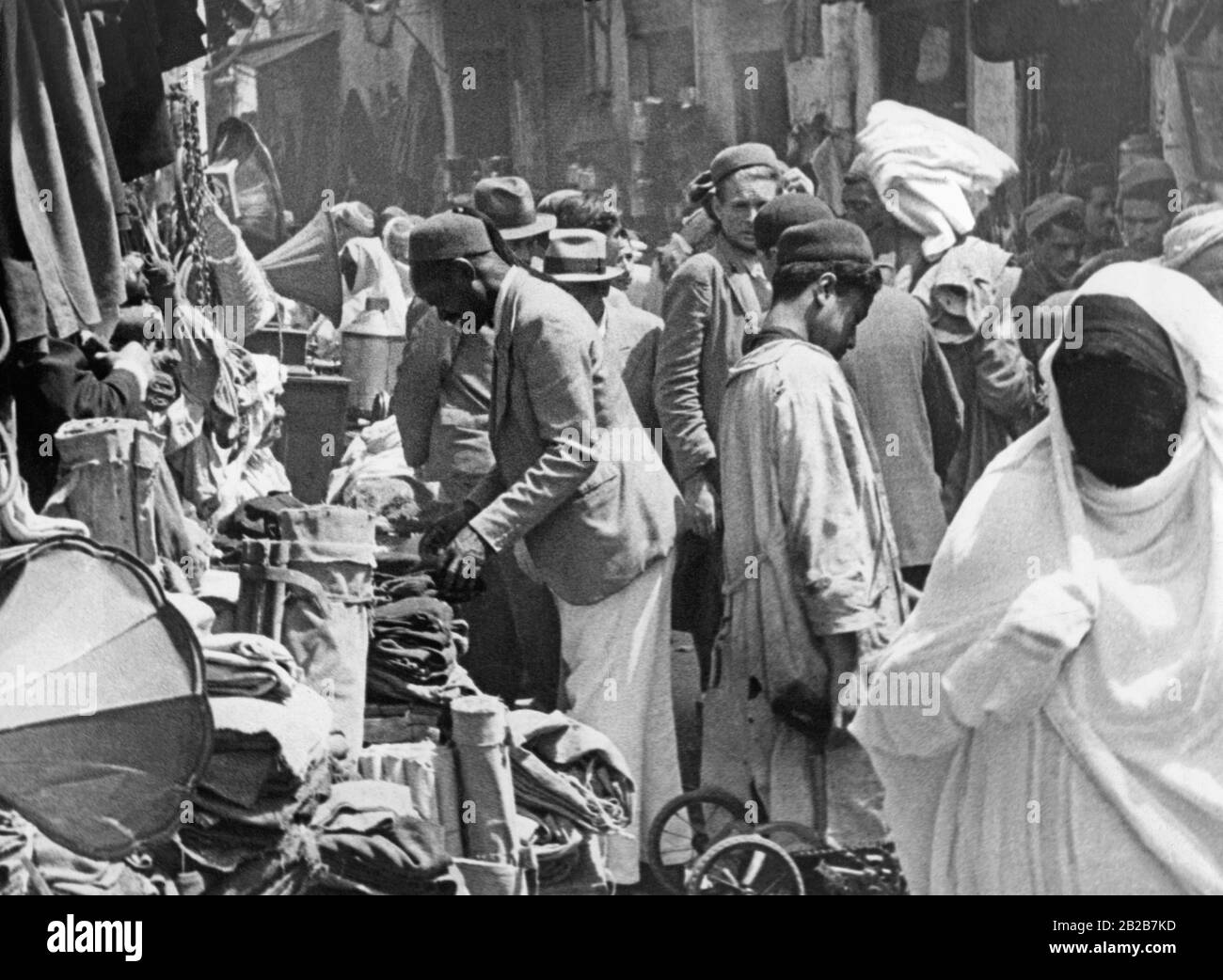 Un vivace souq in un quartiere a Tunisi, che è principalmente abitata da tunisini. Foto Stock
