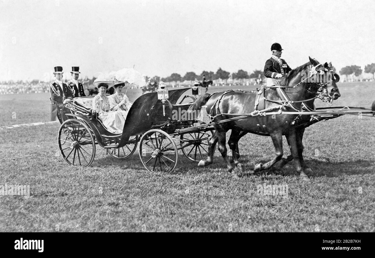 La moglie del principe prussiano Eitel Friedrich, Sophie Charlotte, sulla destra in carrozza, in una sfilata di primavera. Foto Stock
