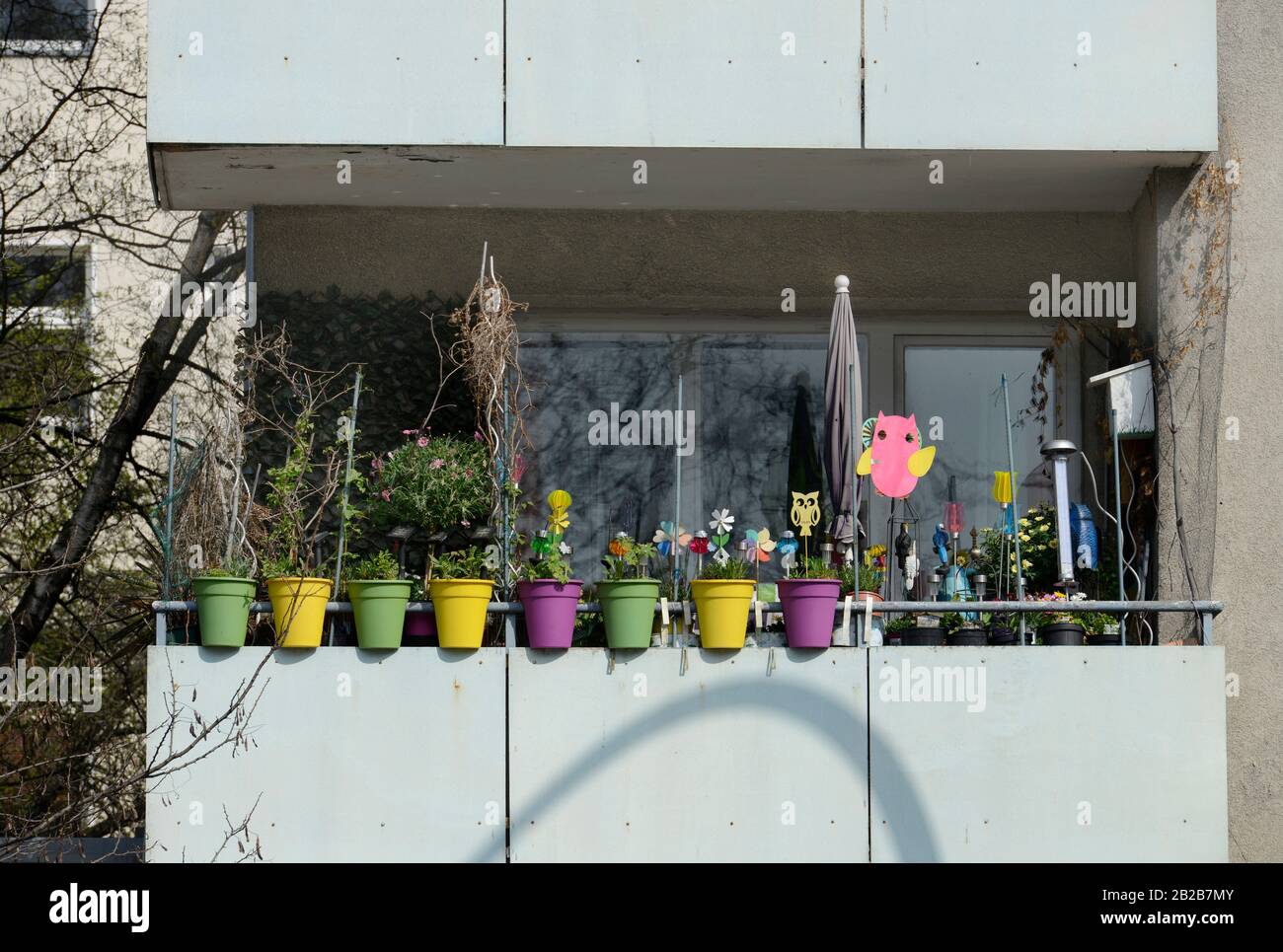 Balkon, Plattenbau, Schoeneberg, Berlino, Deutschland Foto Stock