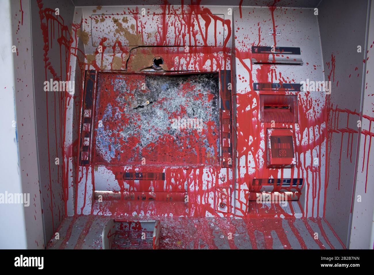 Beirut, Libano. 2 marzo 2020: Un buco bansabank libanese atm nel muro di Beirut Hamra strada che è stato gravemente danneggiato e coperto di vernice rossa da anti-governo manifestanti. Credit: Amer ghazzal/Alamy Live News Foto Stock