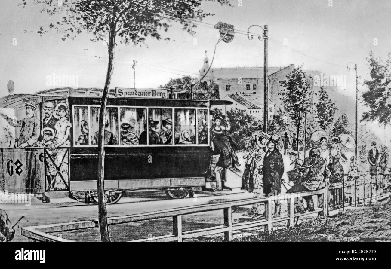 Il primo tram elettrico, alimentato con elettricità tramite una linea aerea, si trovava tra Westend e Spandauer Berg. Sulla macchina del tram n. 68 il conducente avverte i passanti dell'avvicinarsi del tram suonando una campana. Foto Stock