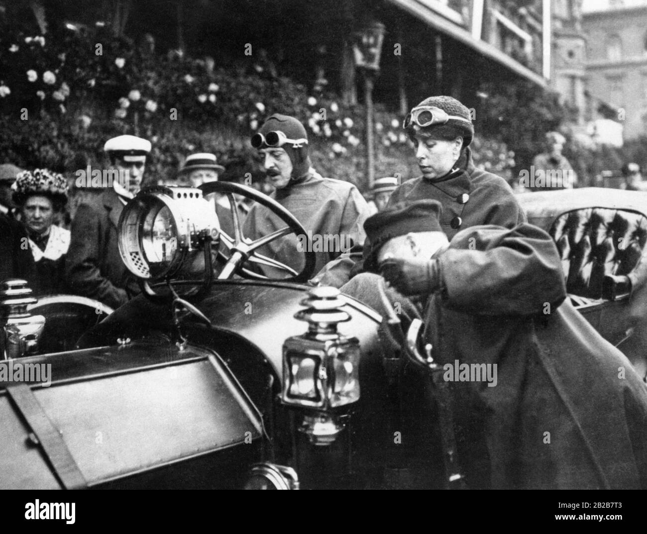 Grande duchessa Vittoria di Russia (nata von Saxe-Coburg e Gotha) con suo marito, Granduca Cirillo di Russia in un viaggio in auto attraverso la Svezia nel 1912. Il fatto che la principessa guidasse la vettura stessa causava una sensazione considerevole. Foto Stock