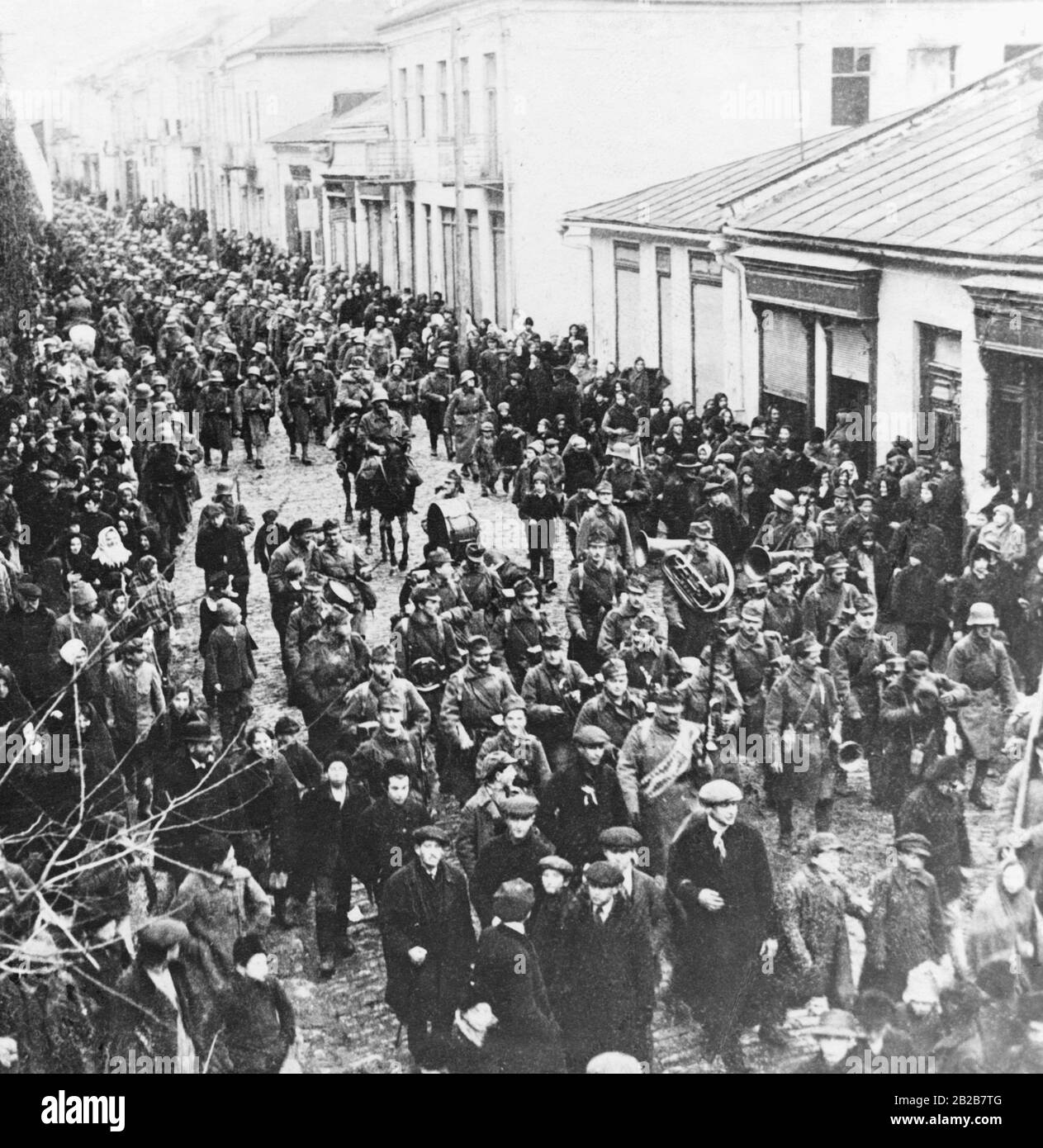 Le truppe austro-ungariche si spostano nella città Ucraina di Brody. I passanti sono in piedi sulla strada. Foto Stock