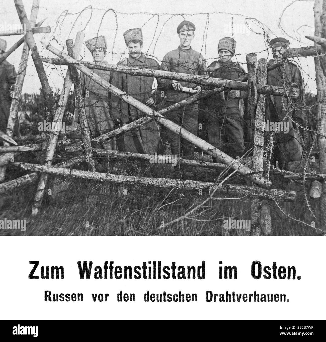 Soldati dell'esercito russo che si trovano dietro gli intrecci tedeschi. Foto Stock