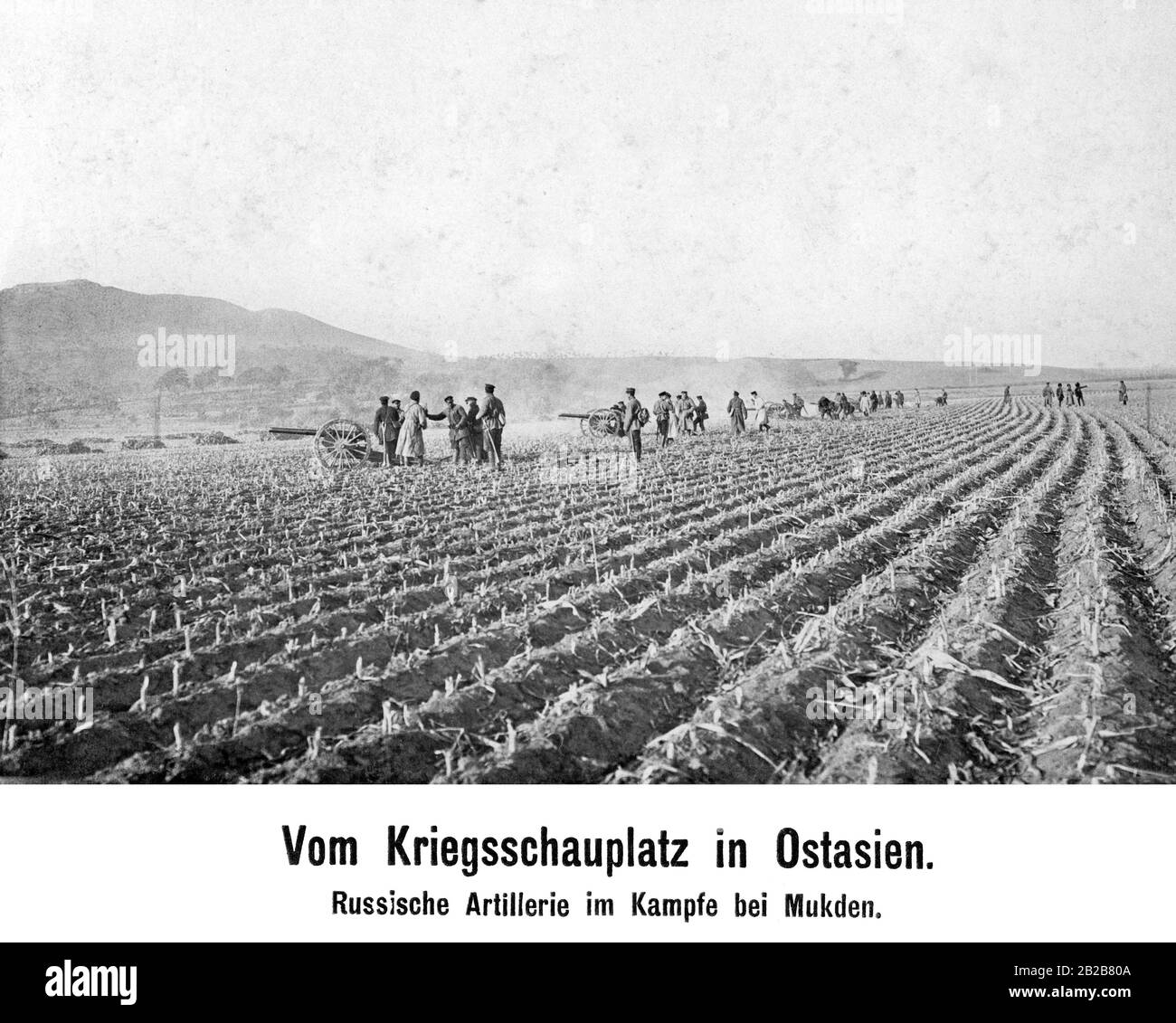 Durante la guerra russo-giapponese nell'Asia orientale: I cannoni di artiglieria russi che sparano. Foto Stock