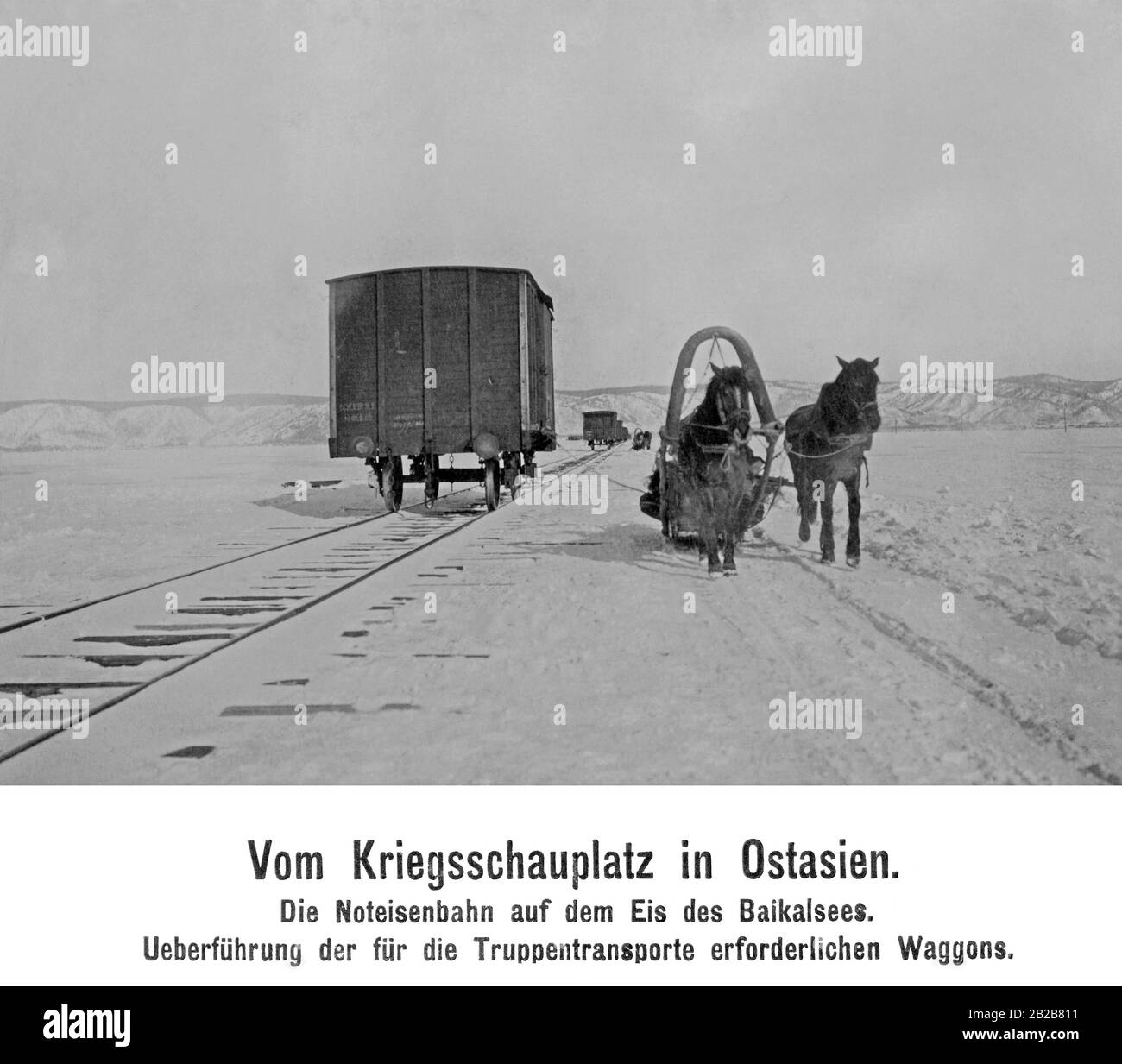 La ferrovia sul ghiaccio del lago Baikal. Vagoni per il trasporto di truppe nella guerra russo-giapponese nell'Asia orientale. Foto Stock