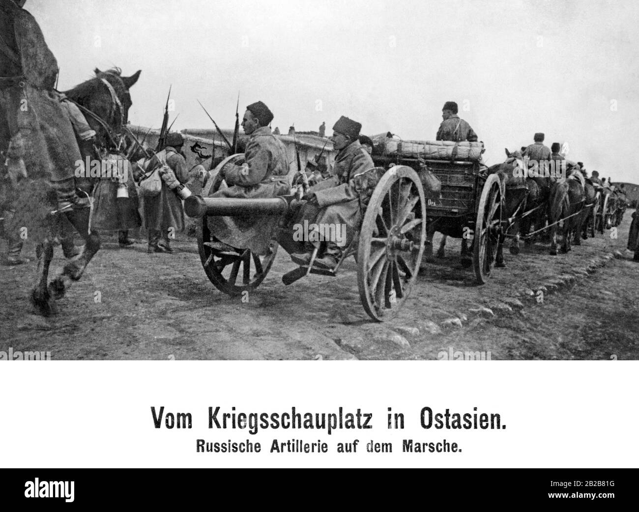 una marcia di artiglieria russa durante la guerra russo-giapponese nell'Asia orientale. Foto Stock