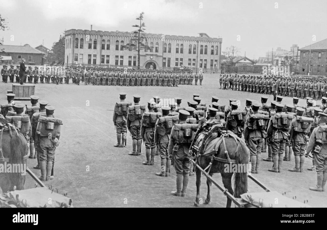 Una divisione dell'esercito giapponese prende il giuramento di fedeltà all'imperatore giapponese nella sede del Primo Reggimento. Vengono poi spediti direttamente sulla terraferma asiatica. Foto Stock Una divisione dell'esercito giapponese prende il giuramento di fedeltà all'imperatore giapponese nella sede del Primo Reggimento. Vengono poi spediti direttamente sulla terraferma asiatica. Foto Stock