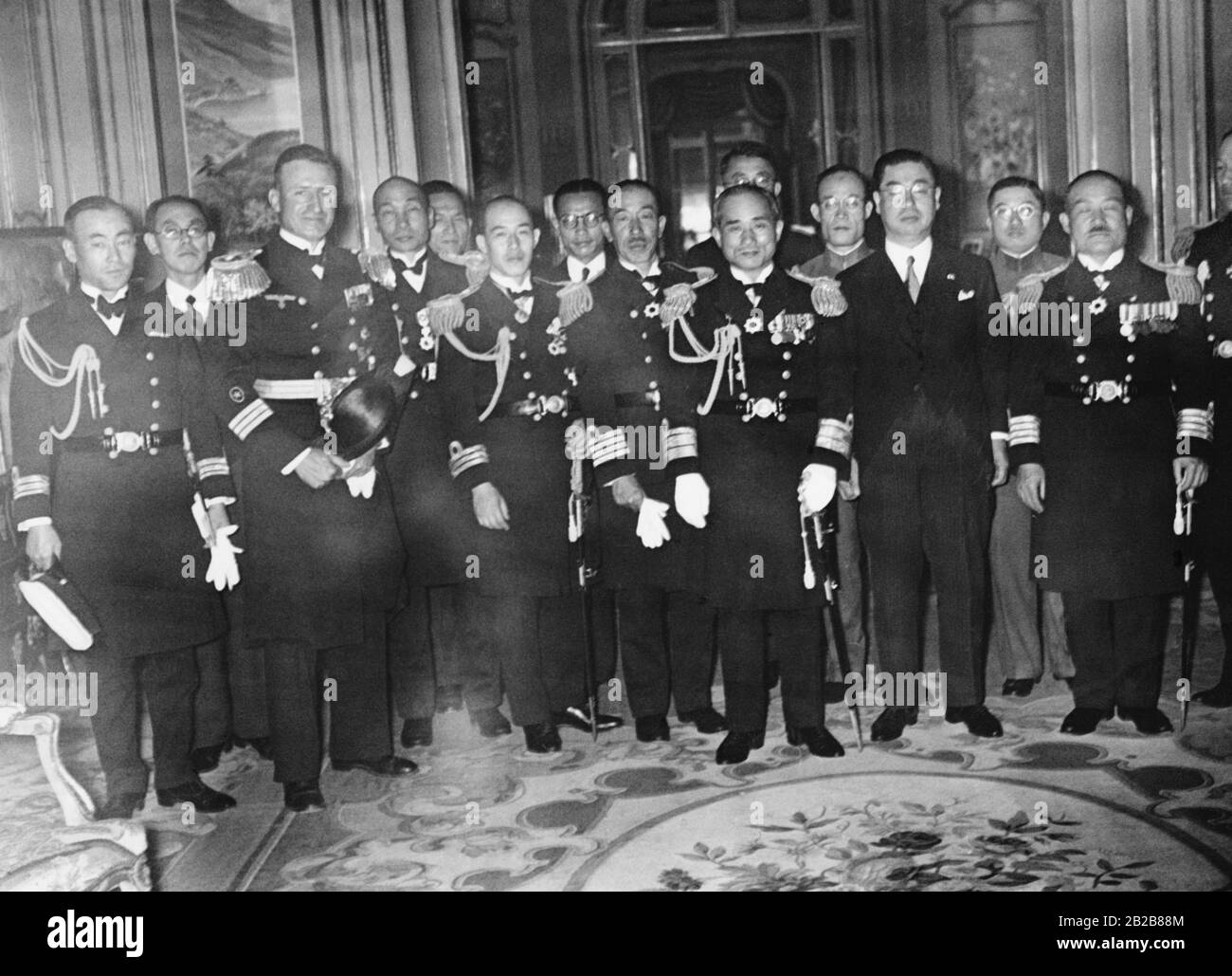 Gli ufficiali dell'incrociatore Ashigara della Marina Imperiale Giapponese e alcuni ufficiali navali ceceni sono ospiti dell'ambasciatore Giapponese a Berlino. Foto Stock