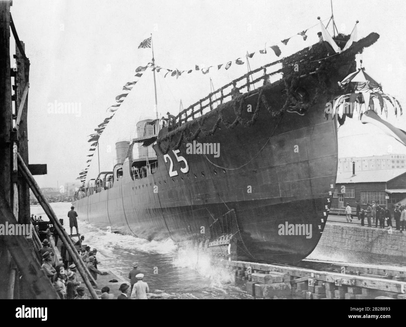 A Tokyo viene lanciata una nuova nave da guerra della Marina Imperiale Giapponese. Foto Stock