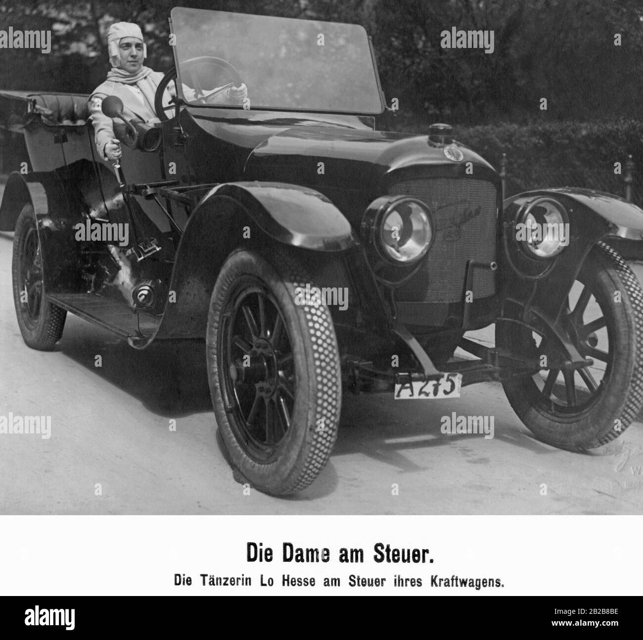 La ballerina lo Hesse, che si è impegnata alla Staatsoper di Berlino, al volante della sua auto. Attualmente sta azionando la leva del cambio che, come il freno a mano, si trova all'esterno della carrozzeria. Foto Stock