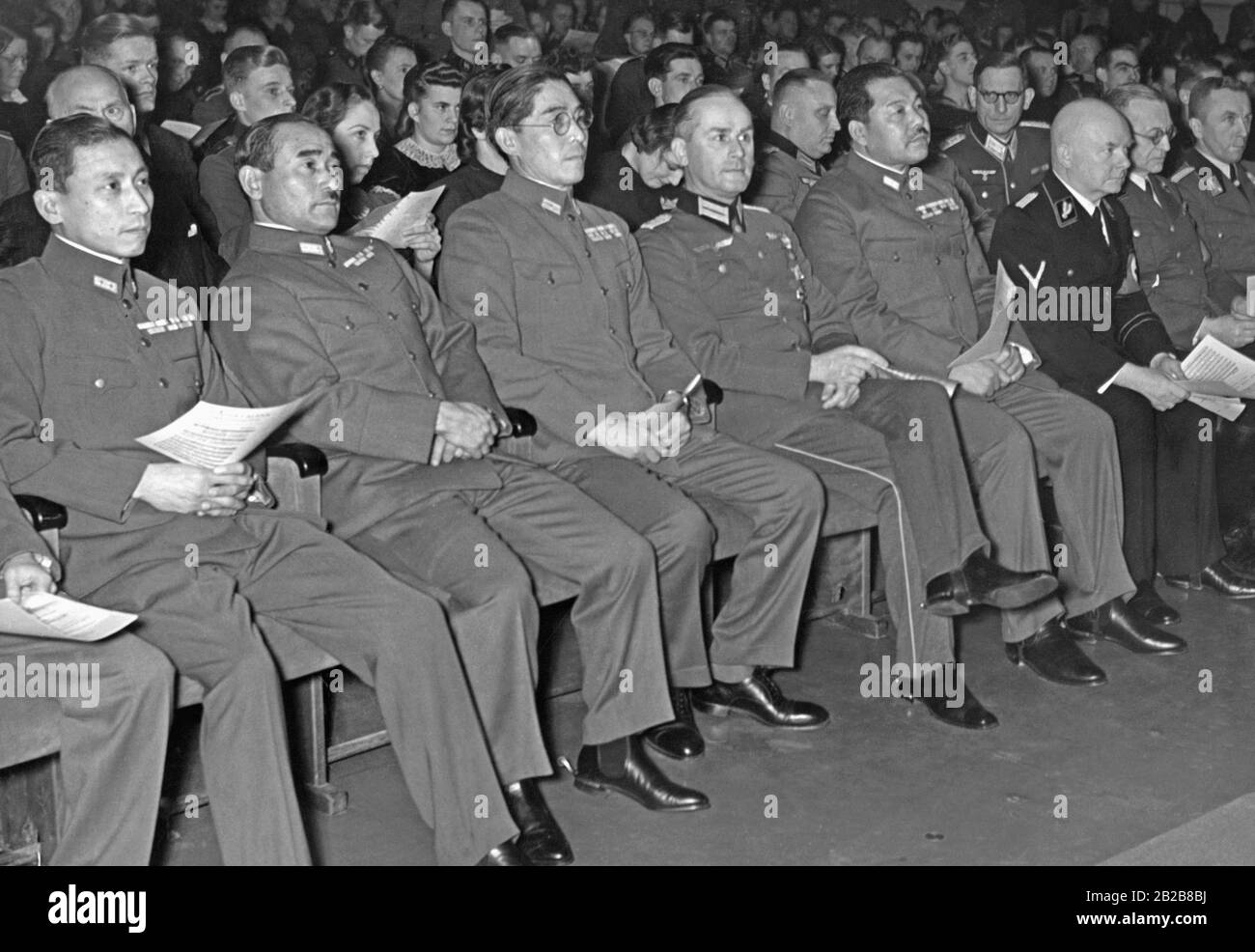 I militari giapponesi partecipano a un concerto durante una visita a Berlino. Sono presenti anche il Reichtendant Heinrich Glasmeier (in uniforme SS scura) e il tenente generale giapponese Ymashita (a sinistra). Foto Stock