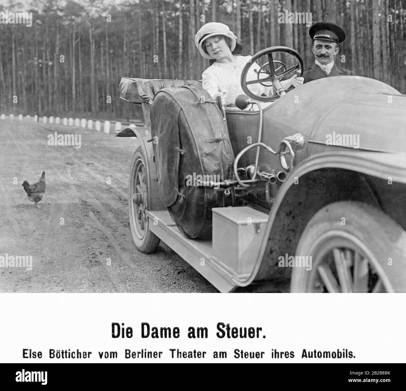 Altrimenti Boetticher, attrice di film e al Teatro di Berlino, durante una gita in auto. Attualmente sta cambiando marcia con la leva del cambio, che si trova tra il corpo e gli pneumatici di scorta, mentre l'autista sulla destra la sta guardando. Foto Stock