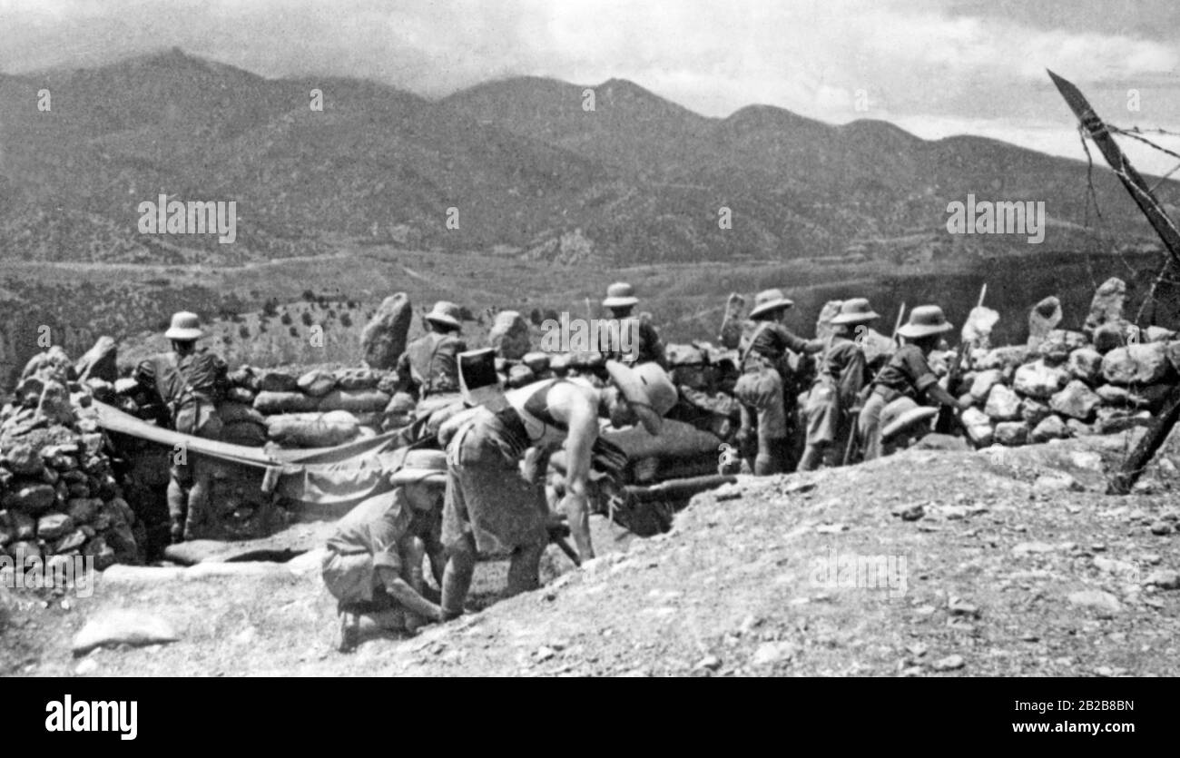 Soldati britannici degli "Sutherland-Highlanders" nel campo di Asman-Mhansa sulla strada da Razmak a Lhasa in Waziristan nella zona nord-occidentale di confine dell'India britannica. Nella regione odierna del Pakistan la gente del posto si ribellò contro i governanti coloniali britannici. Foto Stock