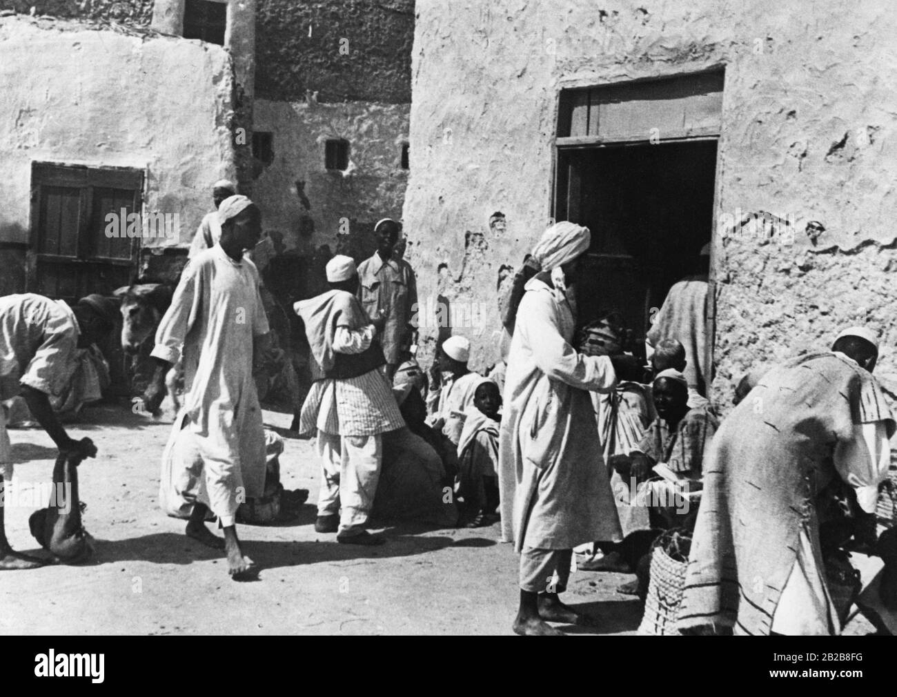 Scena di strada nella città oasi di Siwa in Egitto nord-occidentale. La foto è stata presa come un colpo di propaganda dal reporter di guerra L. Koch. Foto Stock