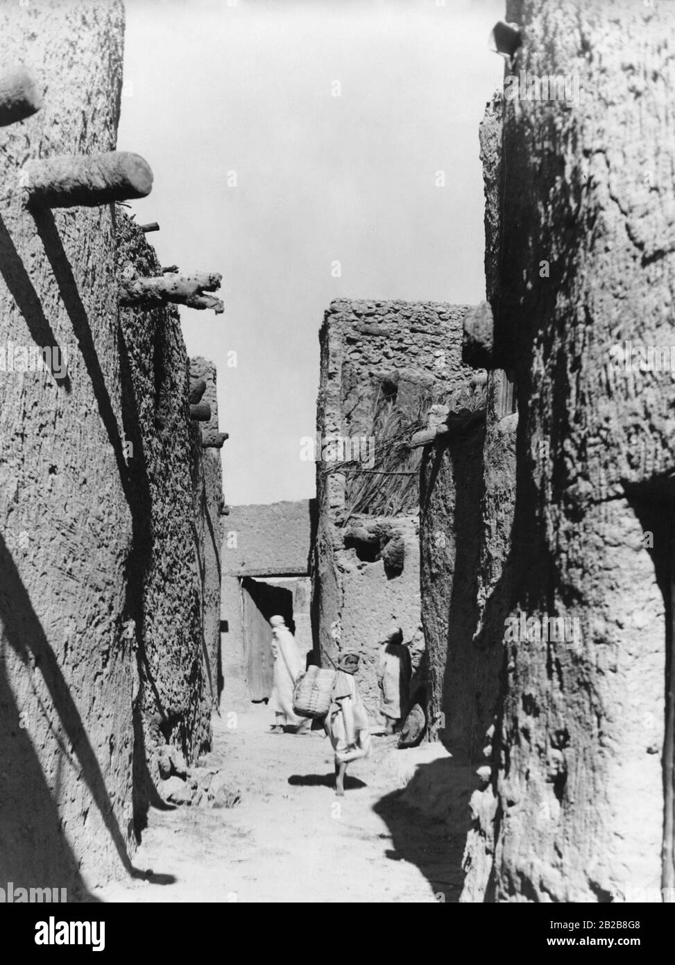Vicoli stretti in una città in Egitto, che mantengono le case il più fresco possibile. Foto Stock