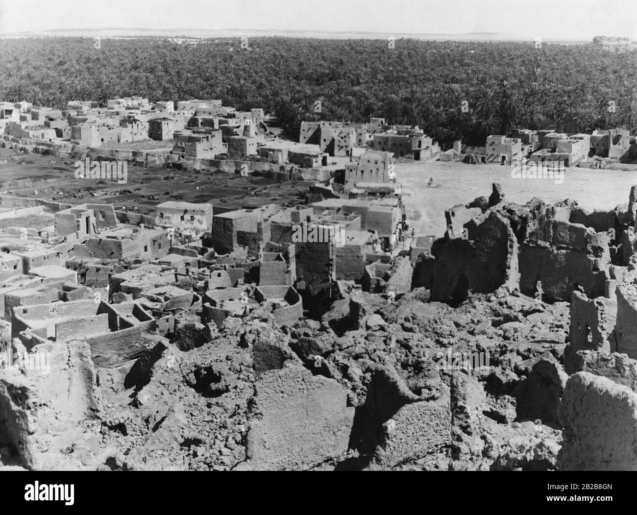Rovine dell'oasi cittadina di Siwa nel nord-ovest dell'Egitto, dove a quel tempo vivevano poche migliaia di persone. Un castello rovinato domina la città. Foto Stock