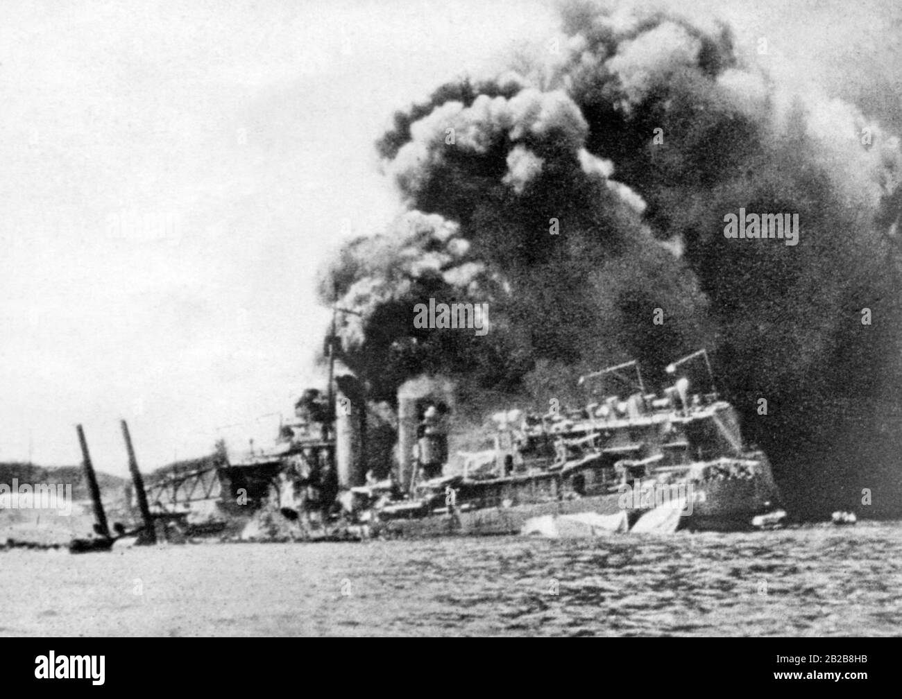 Il cacciatorpediniere statunitense Nownes è in fiamme dopo l'attacco giapponese a Pearl Harbor il 07.12.1941. Foto Stock