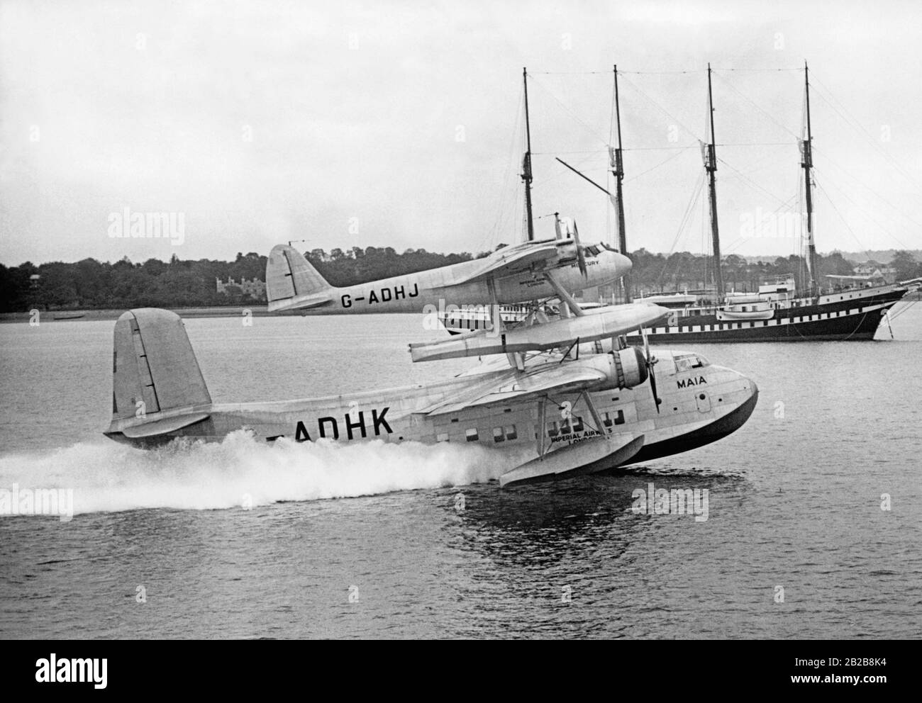 Il Corto Mayo Composite Aircraft consiste di una barca volante breve Empire (G-ADHK 'maia') che porta un piccolo idrovolante Mercurio Corto (G-ADHJ). Il "mercurio" è stato trasportato dal "mare" fino all'altitudine di crociera, poi gli aerei parted società e il "mare" è tornato all'aeroporto di partenza. Così il 'mercurio' potrebbe coprire distanze più lunghe. Foto Stock