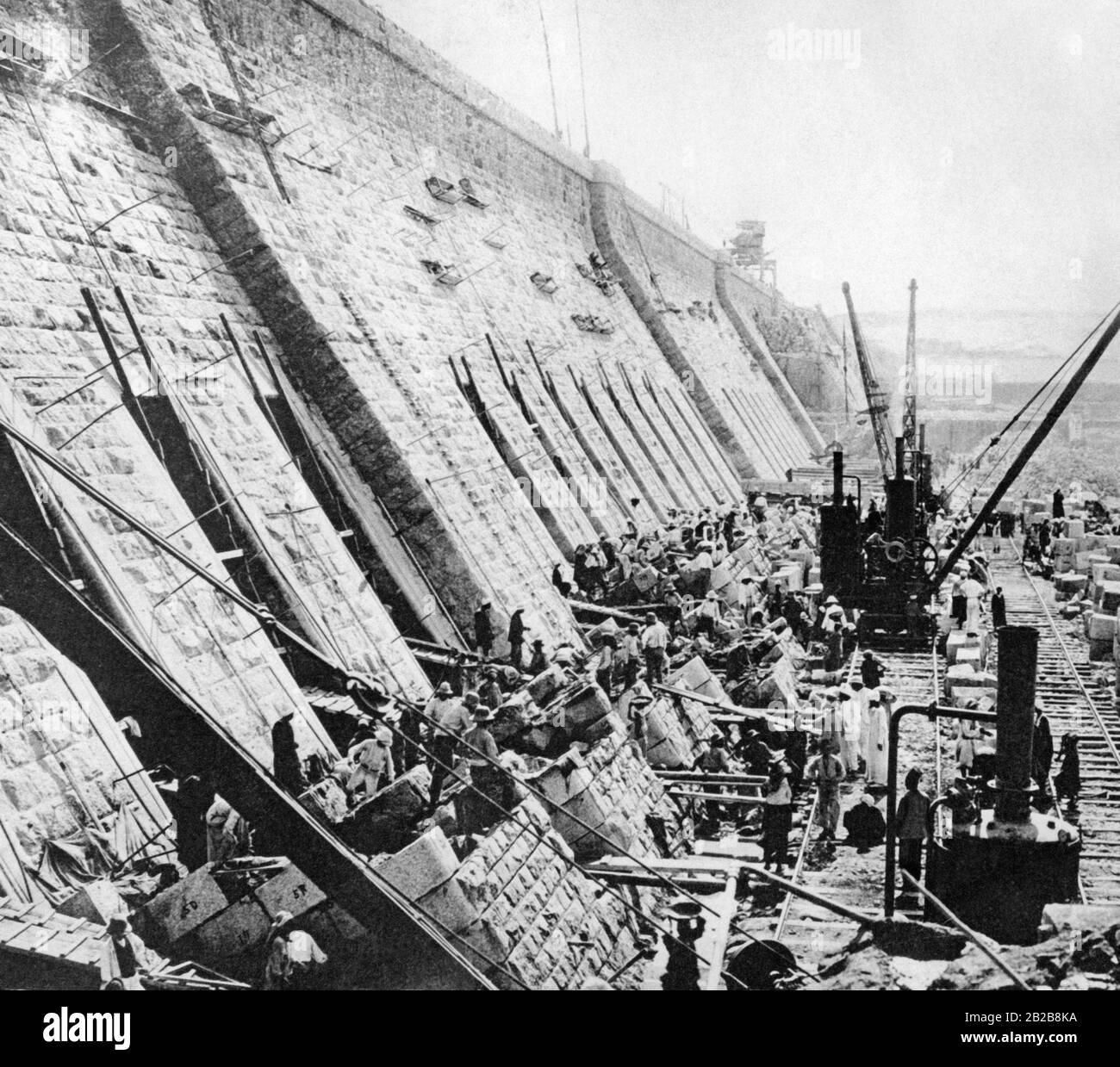 La foto mostra migliaia di lavoratori nel più grande cantiere in Egitto. Stanno costruendo una diga vicino a Esna nell'Alto Egitto. Foto Stock