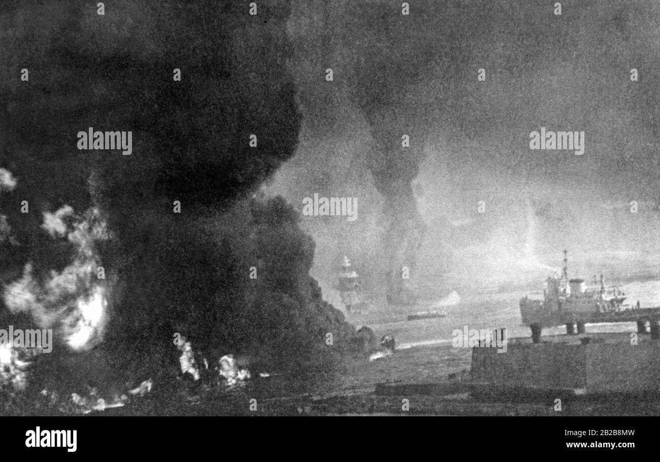 Vista sulla base navale americana Pearl Harbor il 07.12.1941 durante l'attacco giapponese. Foto Stock